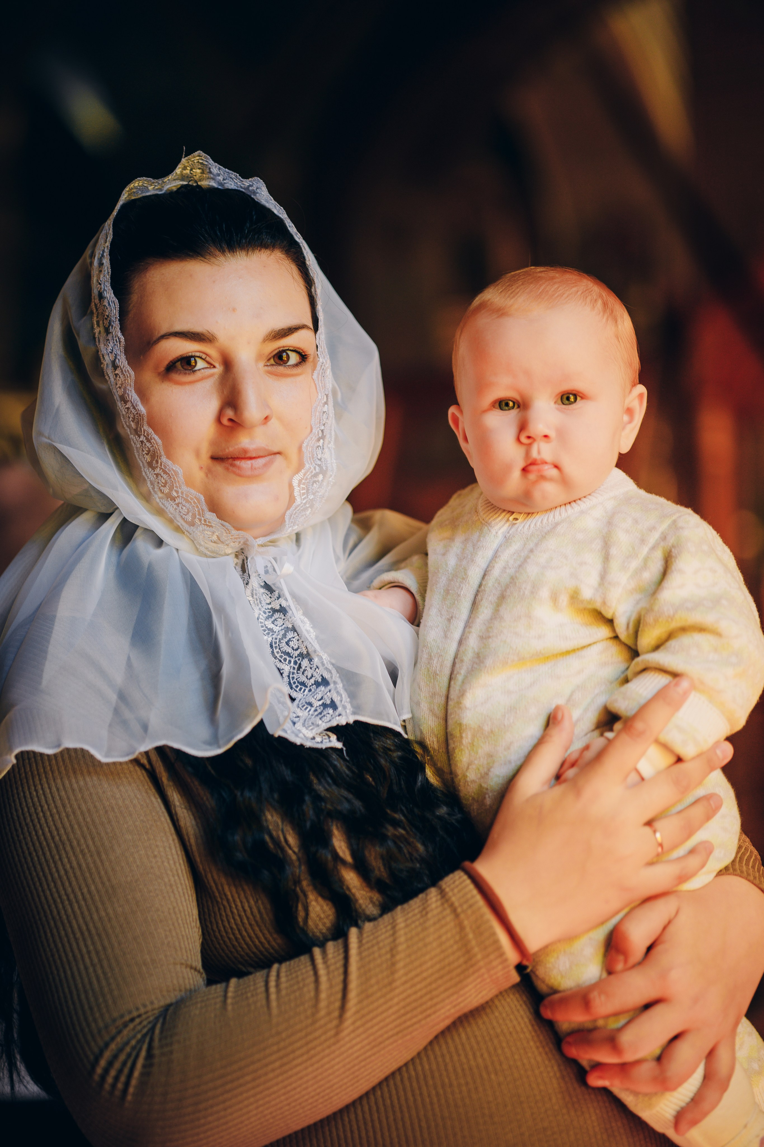 Зимняя съемка ребенка в церкви. Выпускные альбомы в Серпухове