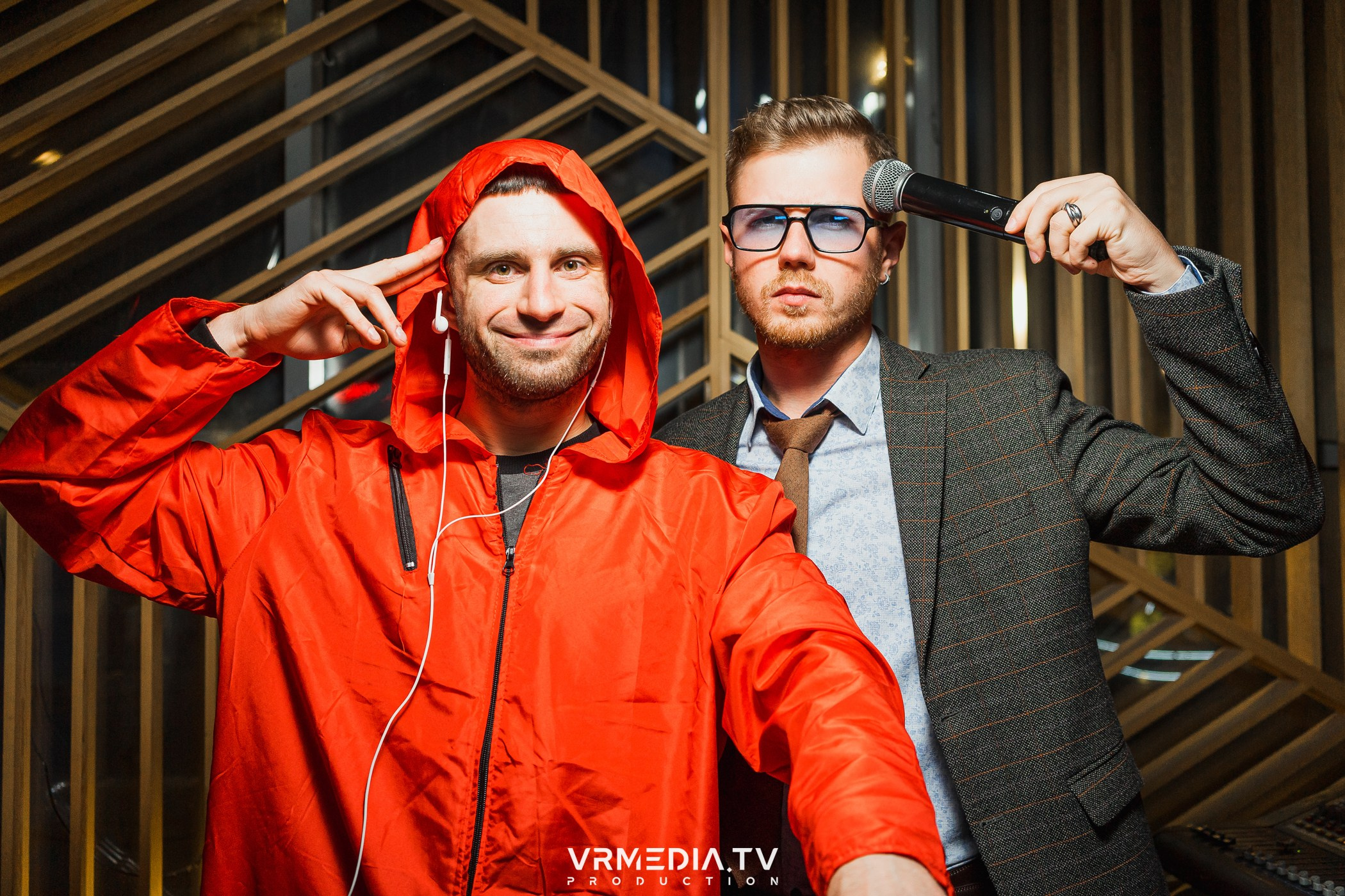 Бумажный дом в баре «Друзья»