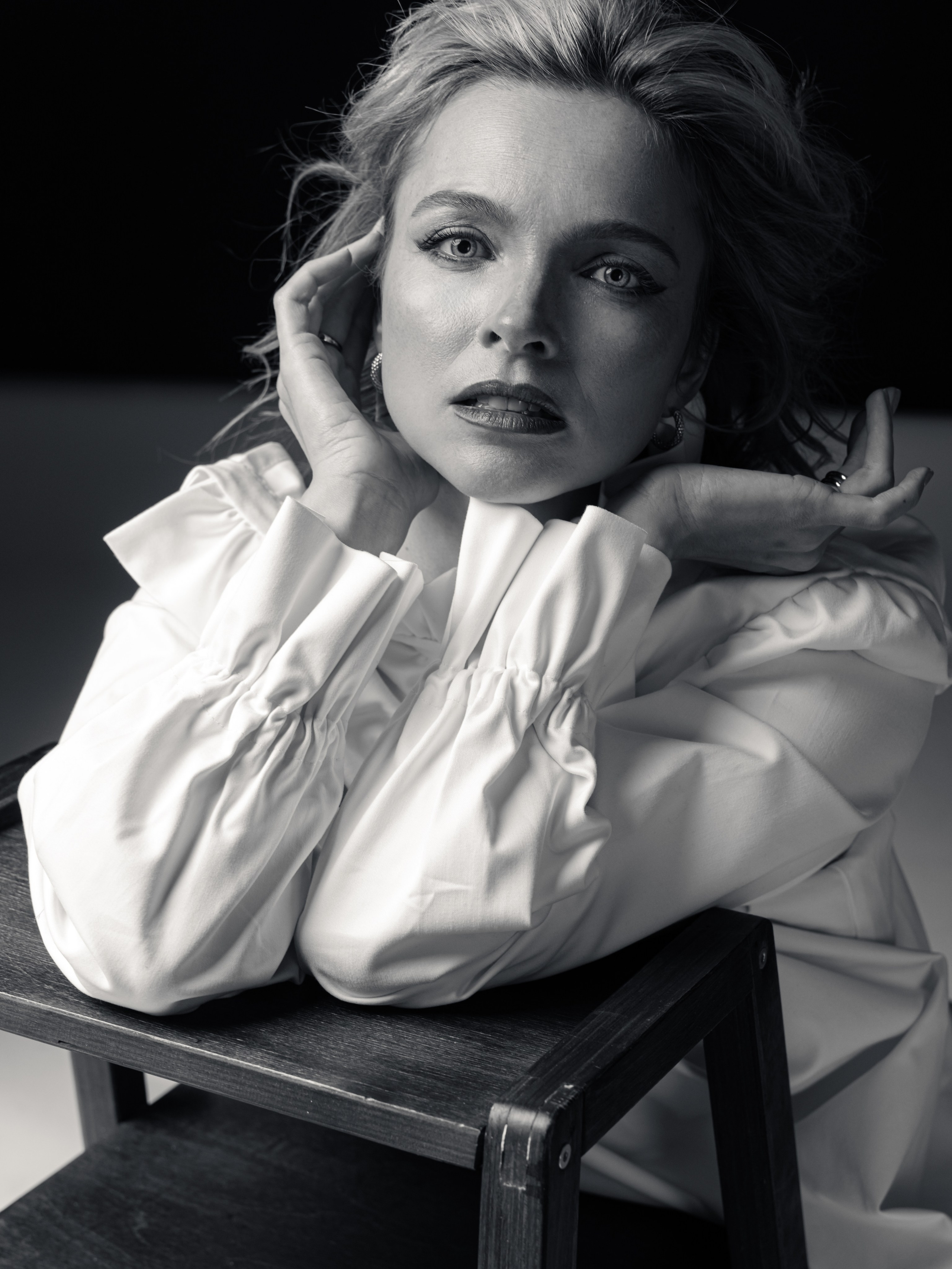 Чувственный черно-белый портрет Натальи Земцовой в белой рубашке
