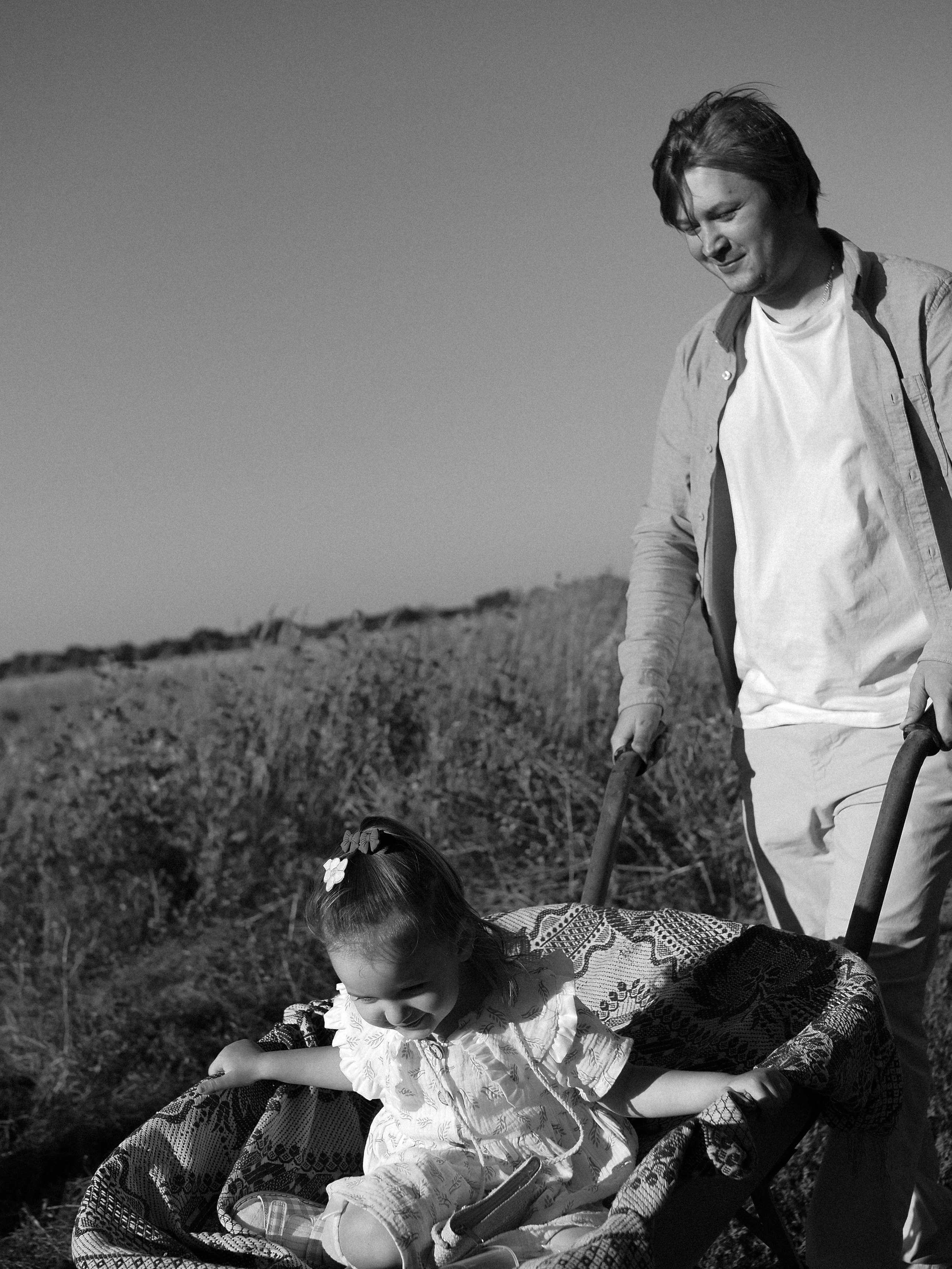 Гоняться по полю на тачке с мамой и папой. Обижаться. Смеяться. Фотограф Рязань. Семейный Свадебный фотограф