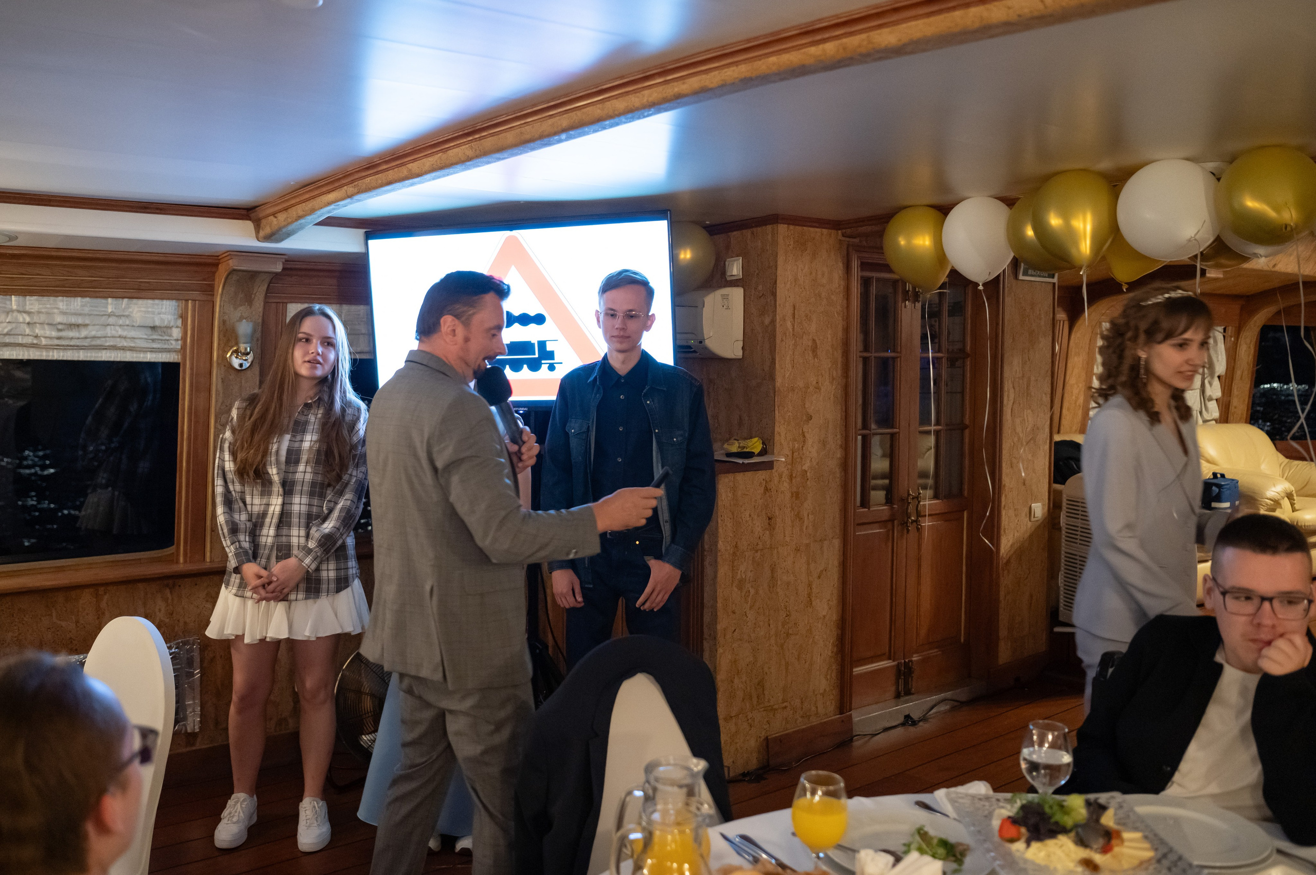 Выпускной вечер 11 класс на теплоходе. Детский и семейный фотограф г. Москва Оксана Катаджи