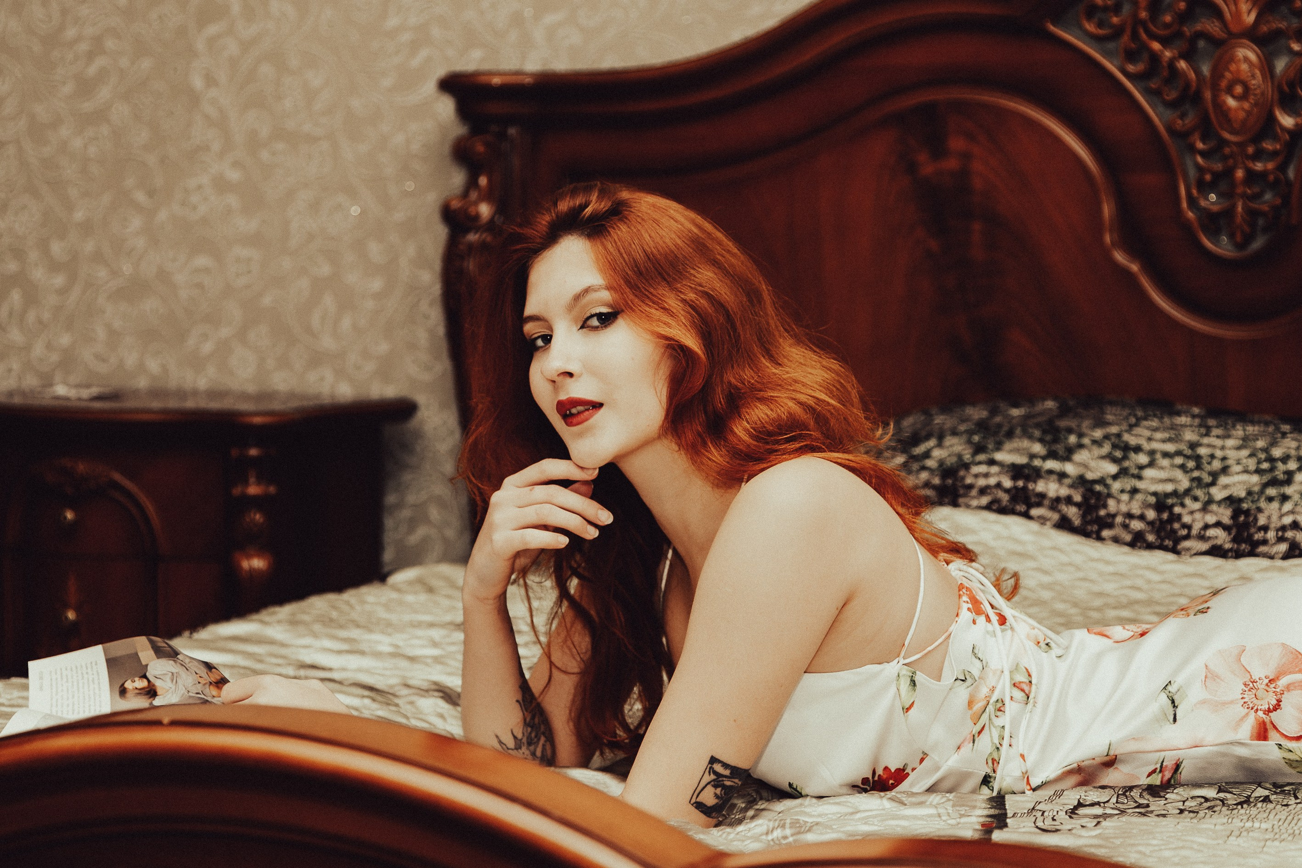 Фотосессия в отеле красивая рыжая девушка