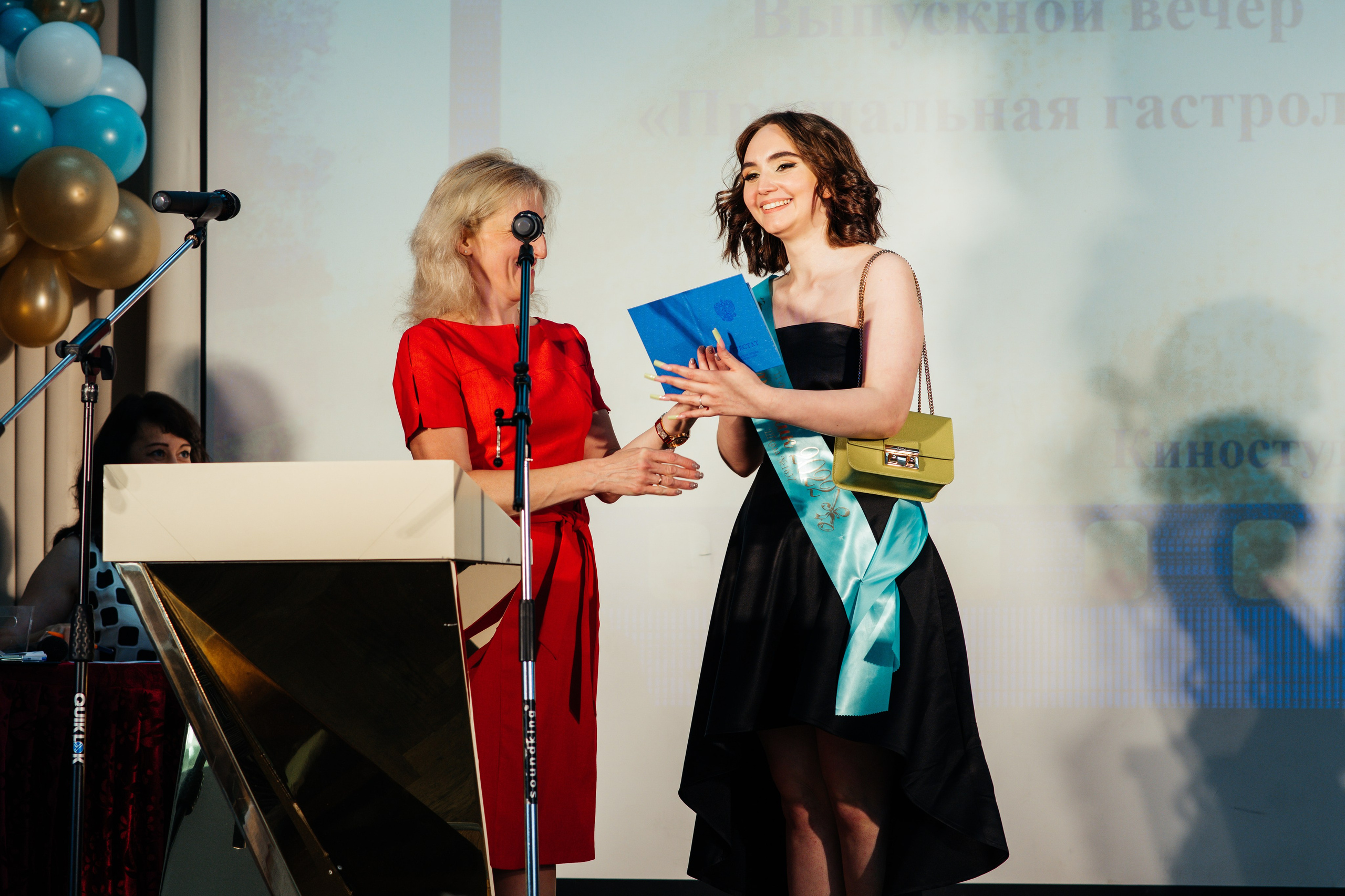 Вручение аттестатов. Выпускные альбомы в Подольске Москве и МО