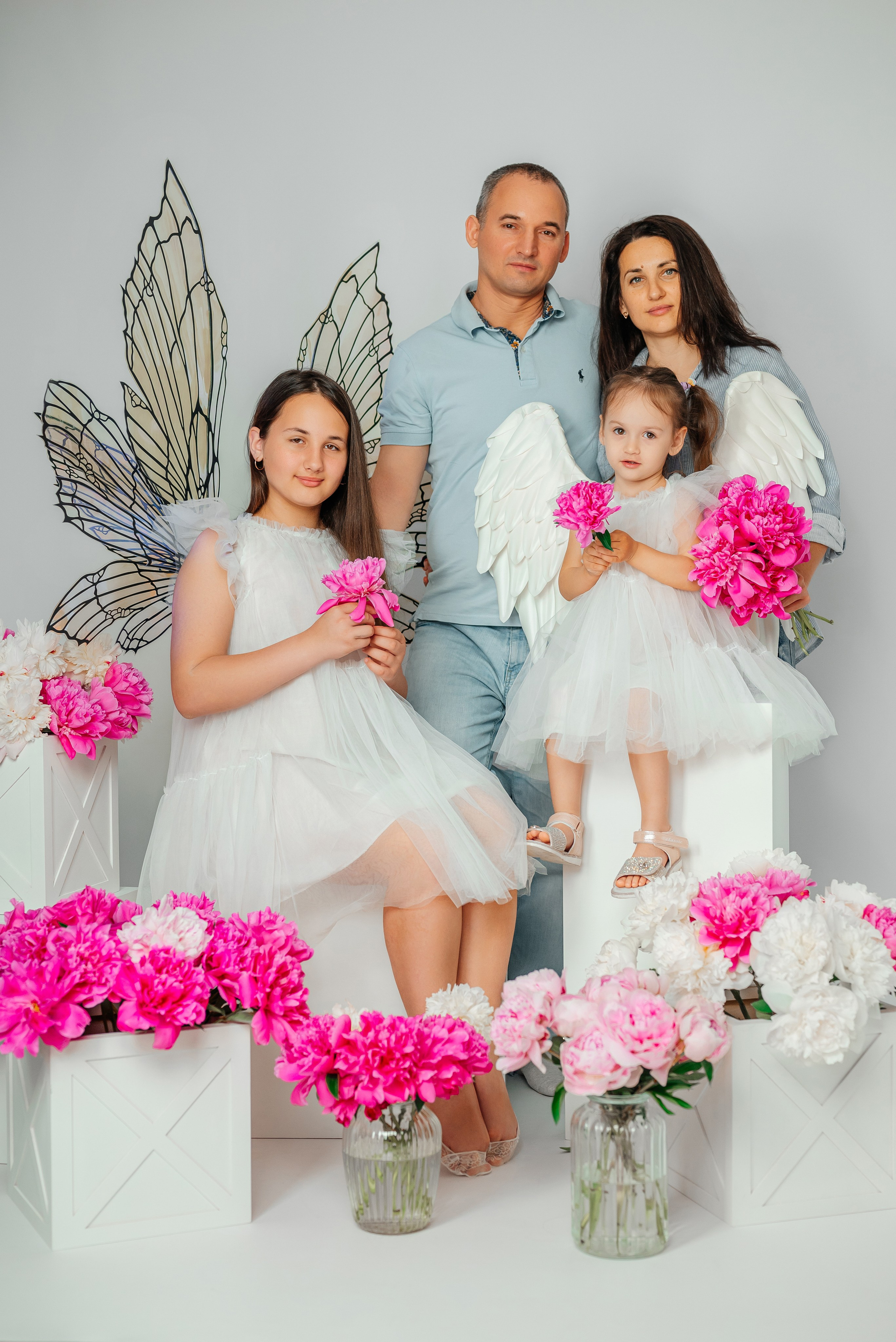 Семья в пионах. Семейный фотограф в Краснодаре