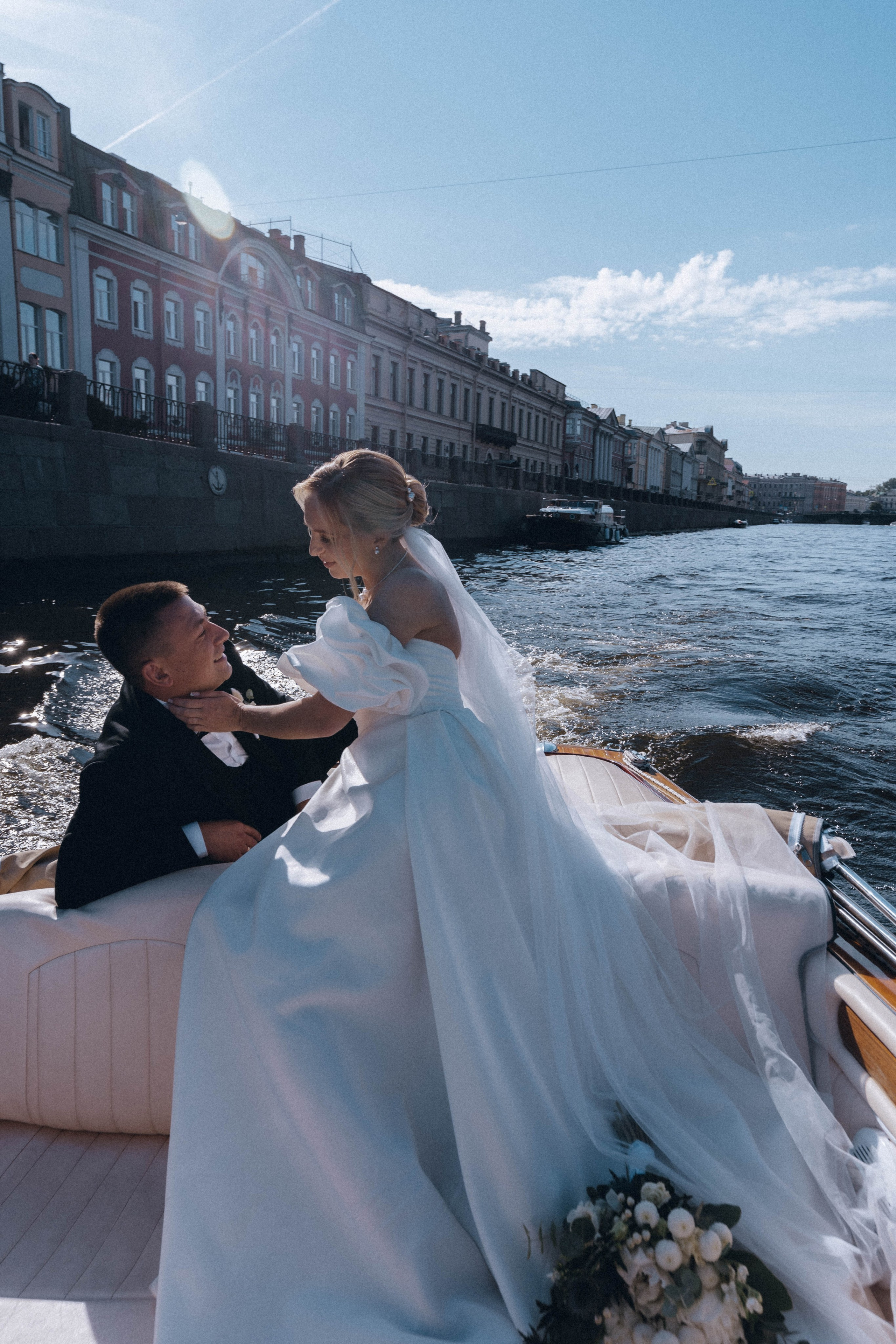 СВАДЕНБНАЯ СЬЕМКА НА КАТЕРЕ ПО КАНАЛАМ САНКТ-ПЕТЕРБУРГА И В АКВАТОРИИ НЕВЫ. Профессиональный фотограф, Санкт-Петербург — Виктория Богомолова