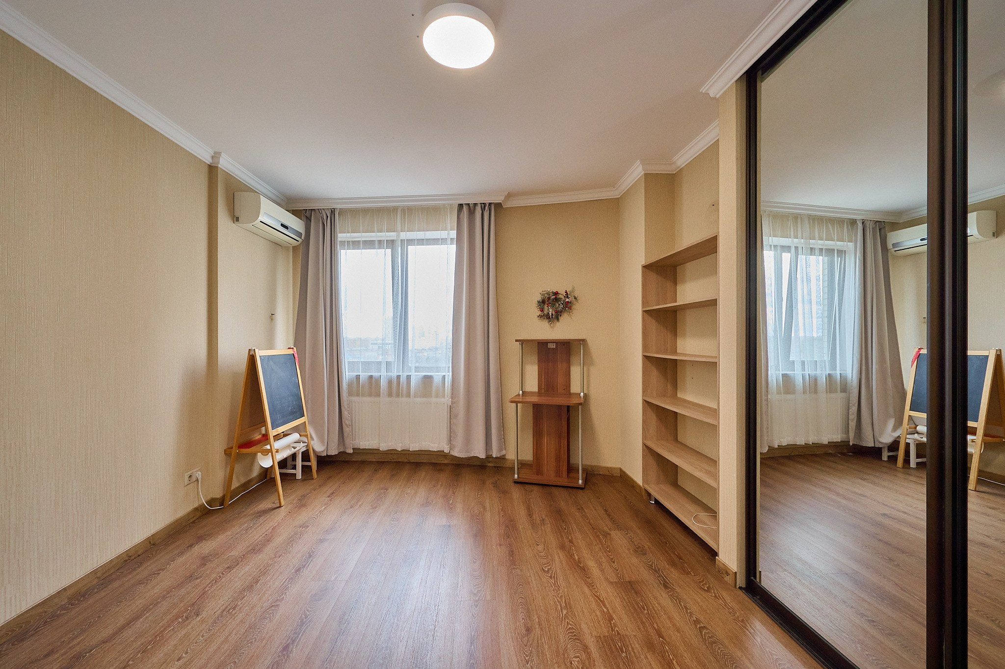 комната светлые оттенки зеркальный шкаф полки светлые шторы 