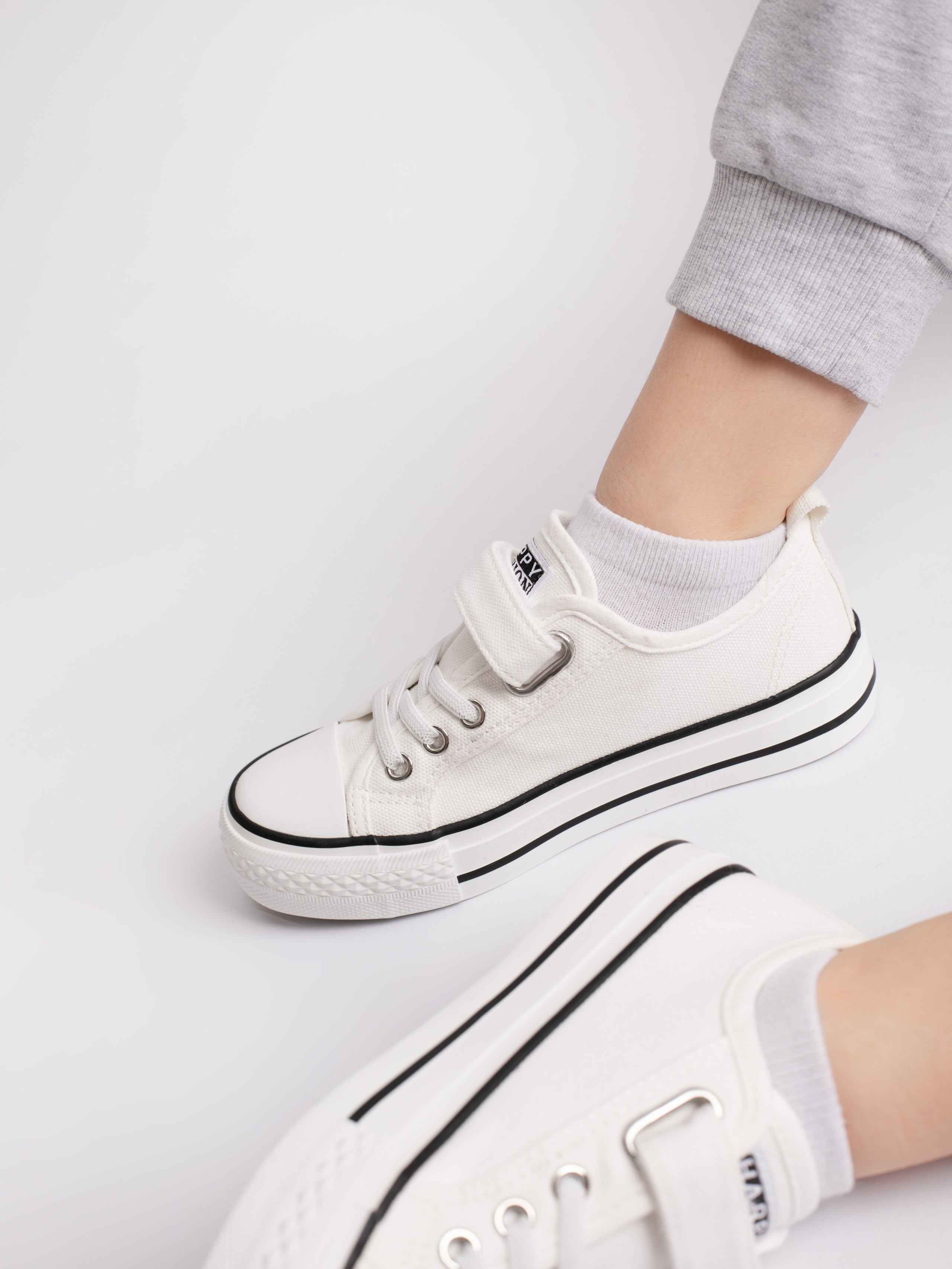 Детские кеды. Фотостудия предметной и модельной съёмки для маркетплейсов