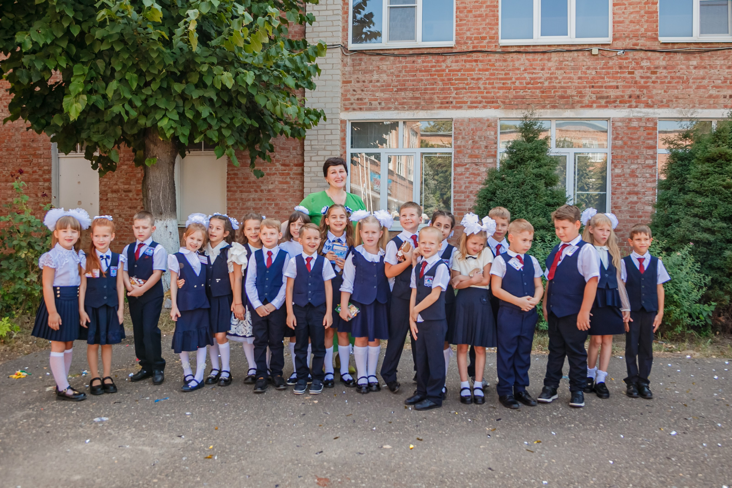 1 сентября линейка. Свадебный и семейный фотограф в Армавире