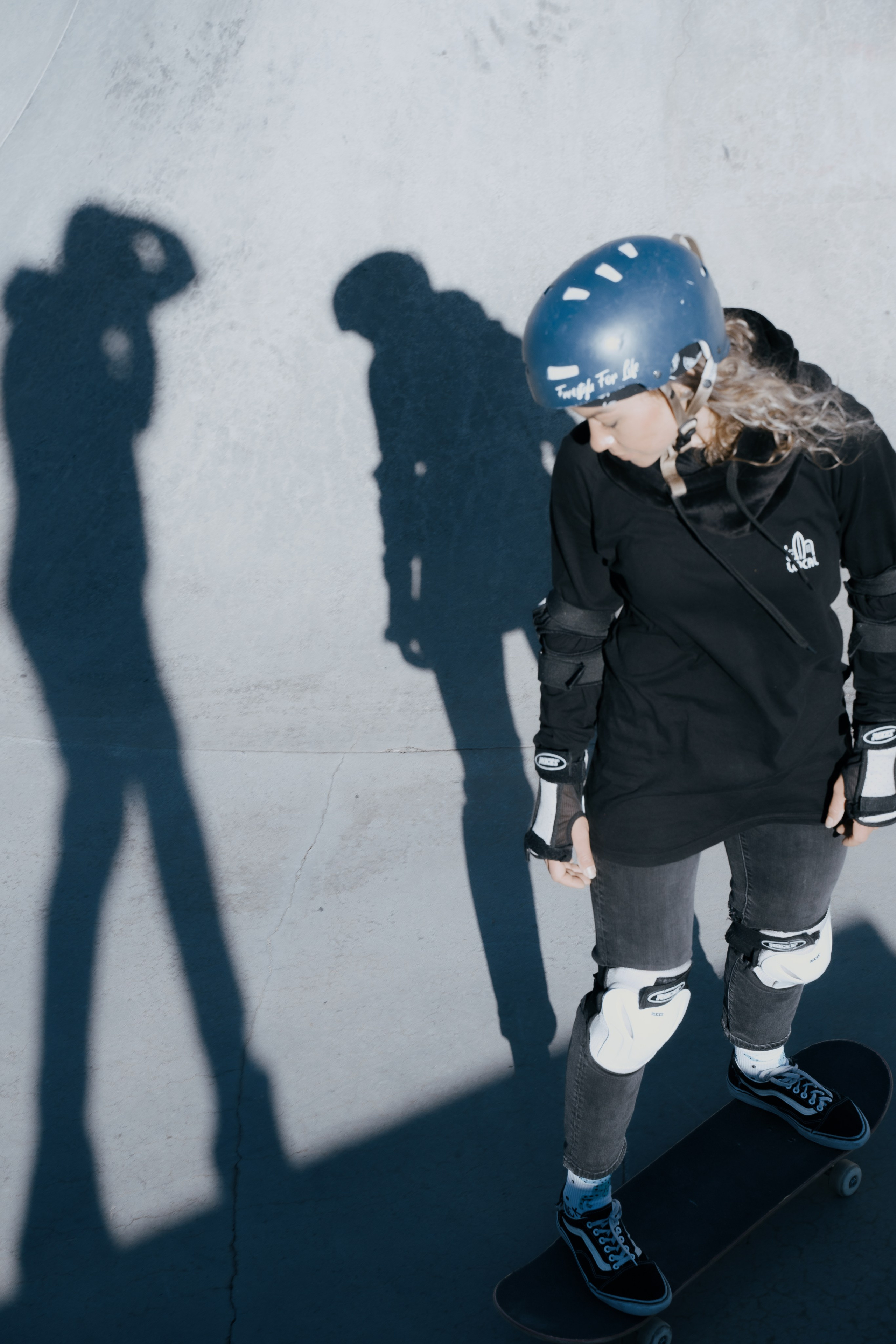 Фотография тени фотографа и скетейрши