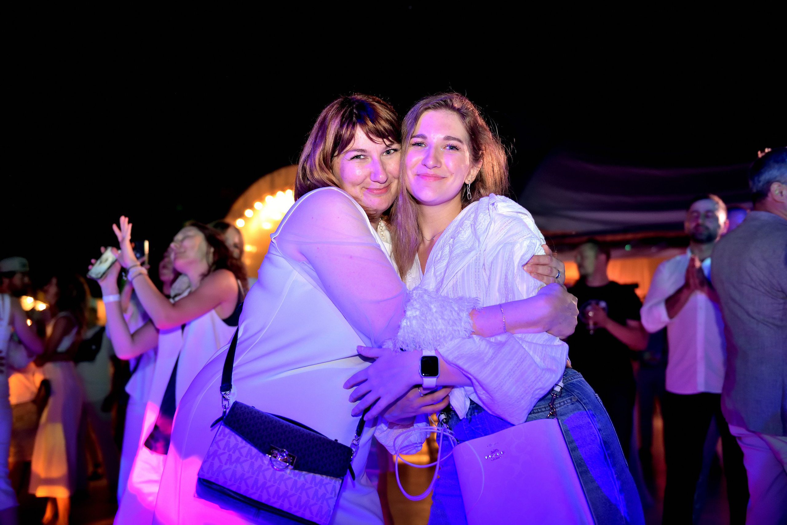 "Красивые и счастливые зрители на концерте в парке".