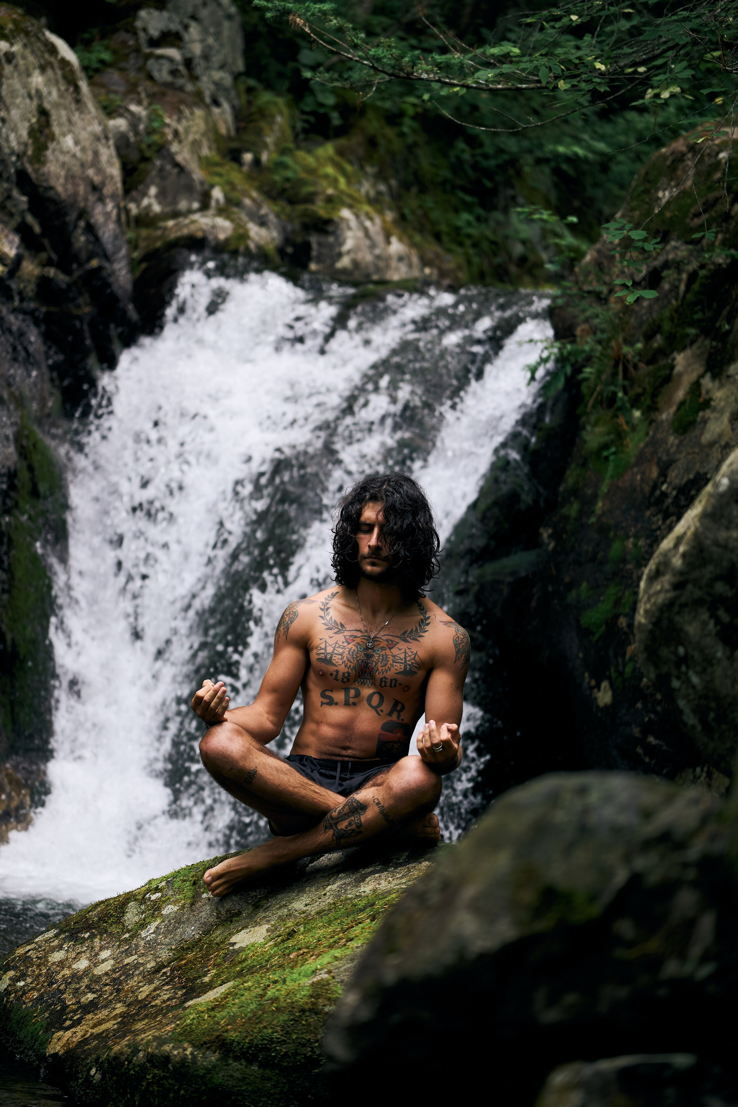 Репортаж трекинга тур группы. Фэшн-фотография и портреты в Владивостоке. Превращаю съёмку в повествование — создаю образы с сюжетом, которые остаются в памяти