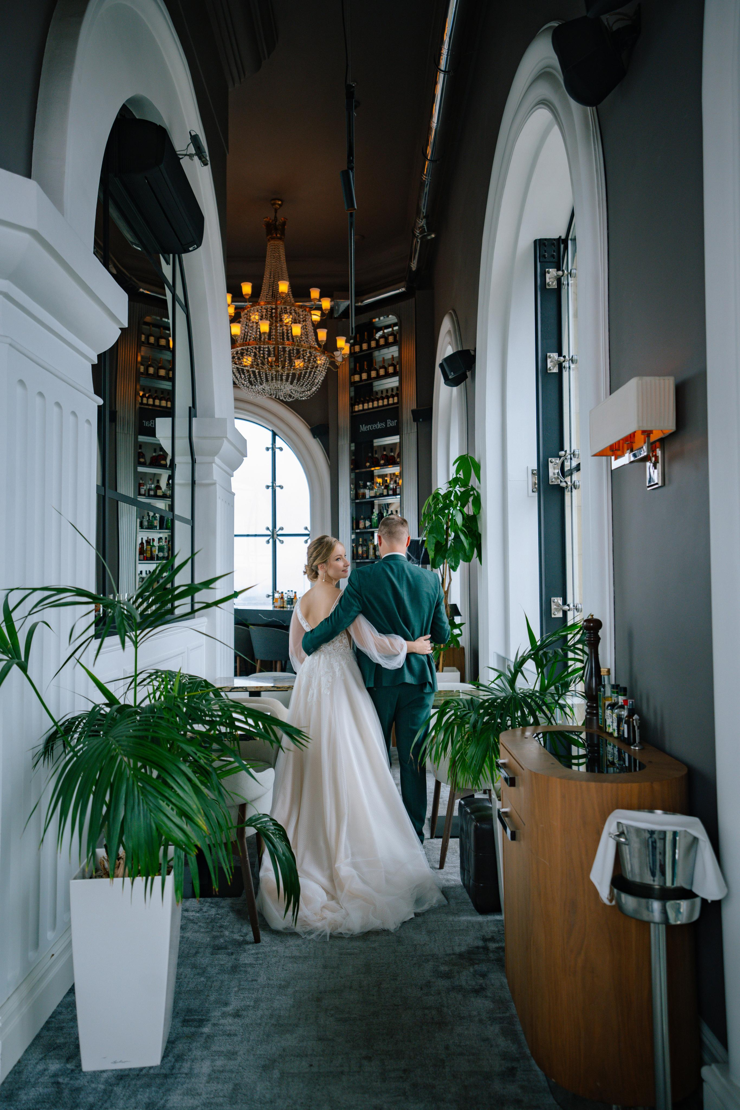 Свадебная фотосессия в ресторане BUONO (Бона) и Mercedes Bar (гостиница Украина)
