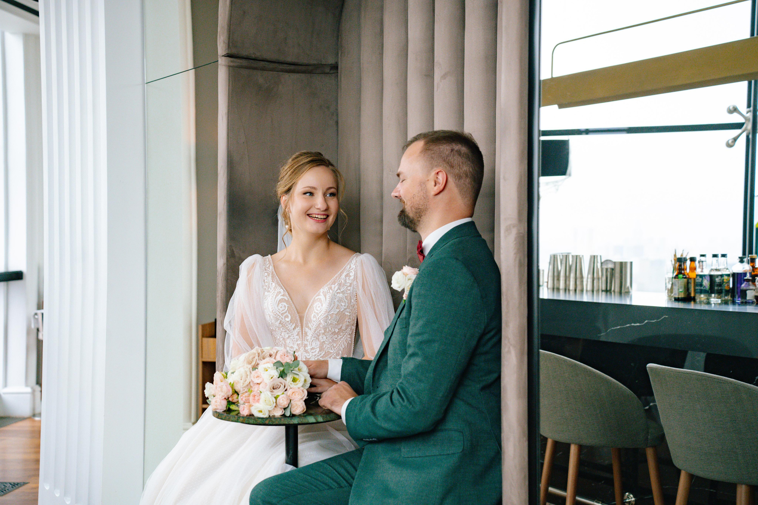 Свадебная фотосессия в ресторане BUONO (Бона) и Mercedes Bar (гостиница Украина)