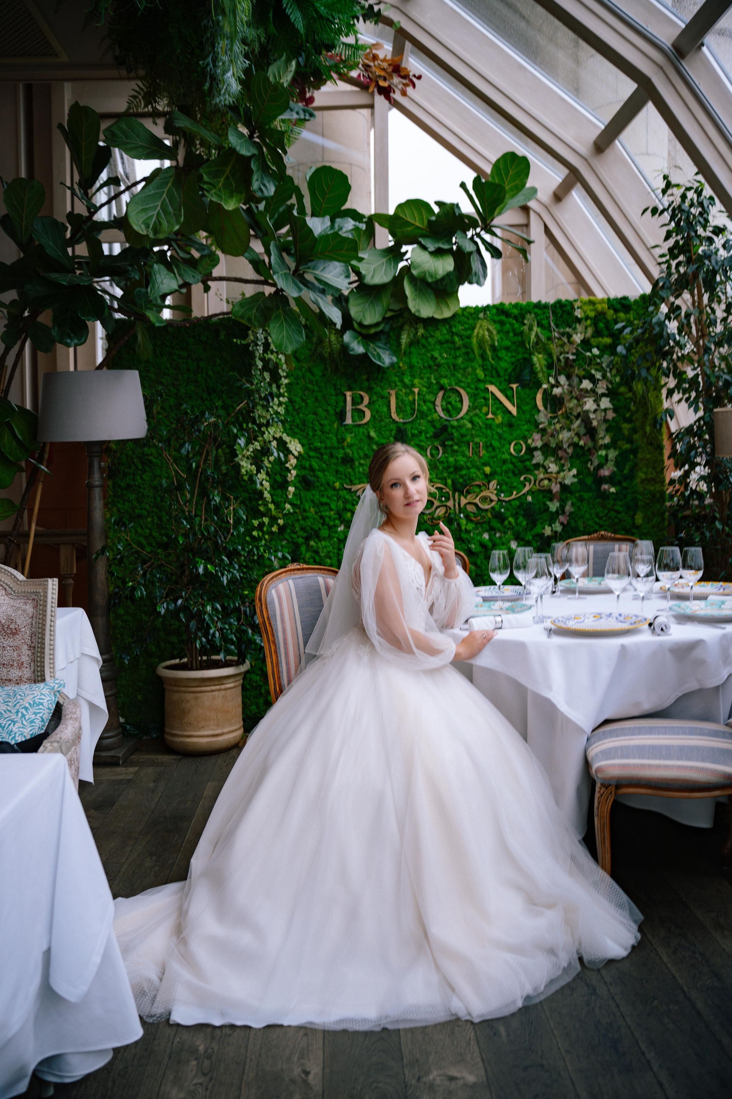 Свадебная фотосессия в ресторане BUONO (Бона) и Mercedes Bar (гостиница Украина)