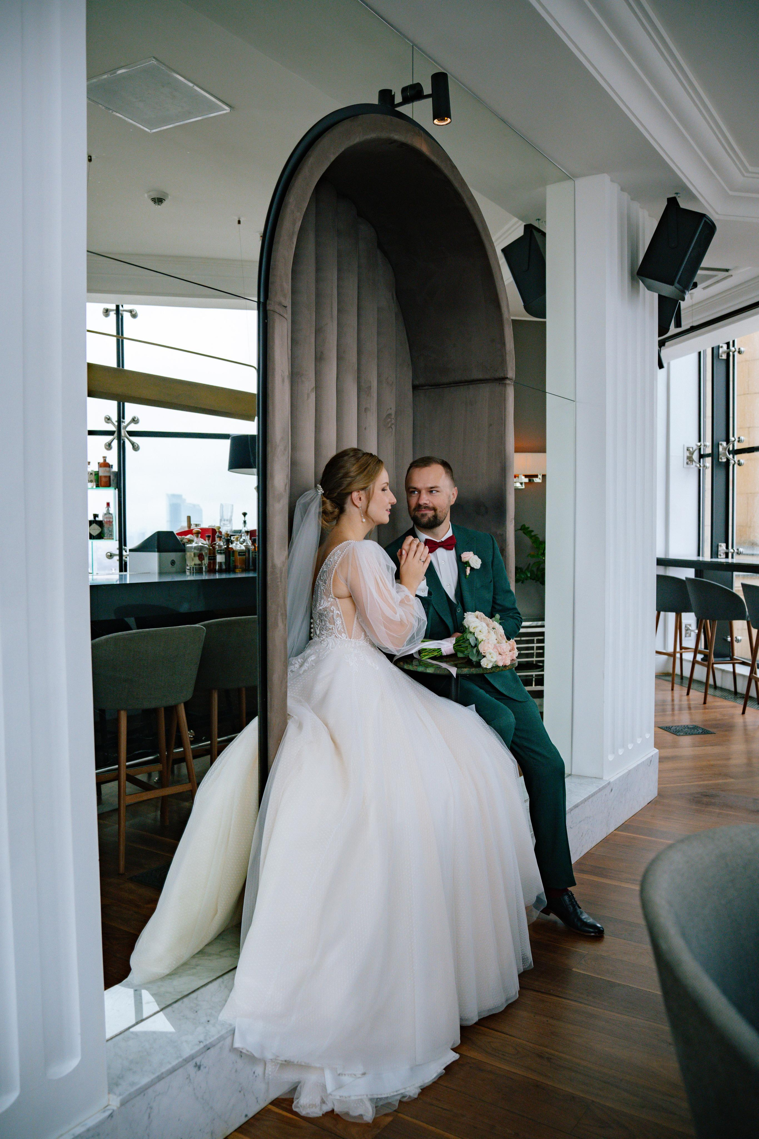 Свадебная фотосессия в ресторане BUONO (Бона) и Mercedes Bar (гостиница Украина)