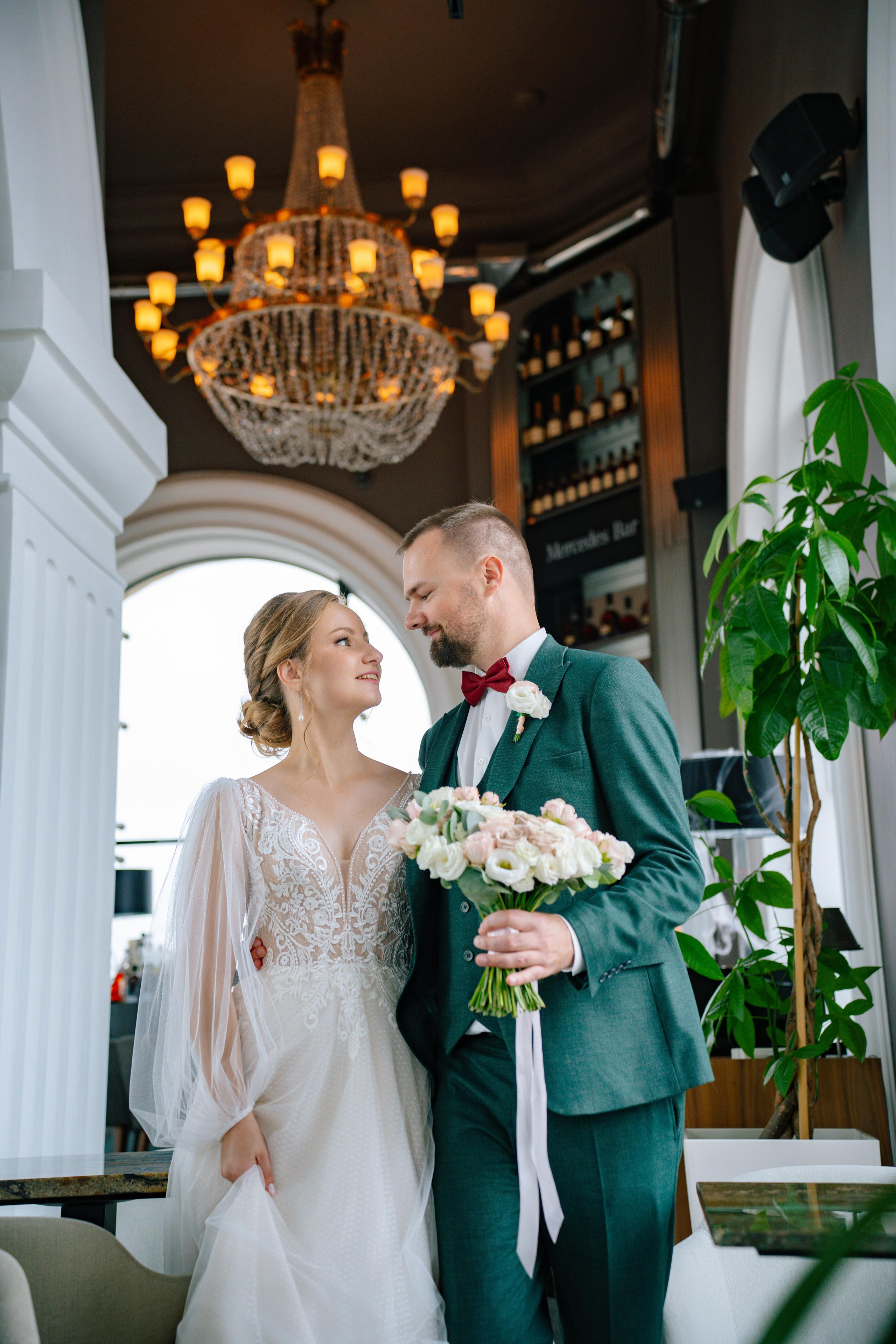 Свадебная фотосессия в ресторане BUONO (Бона) и Mercedes Bar (гостиница Украина)