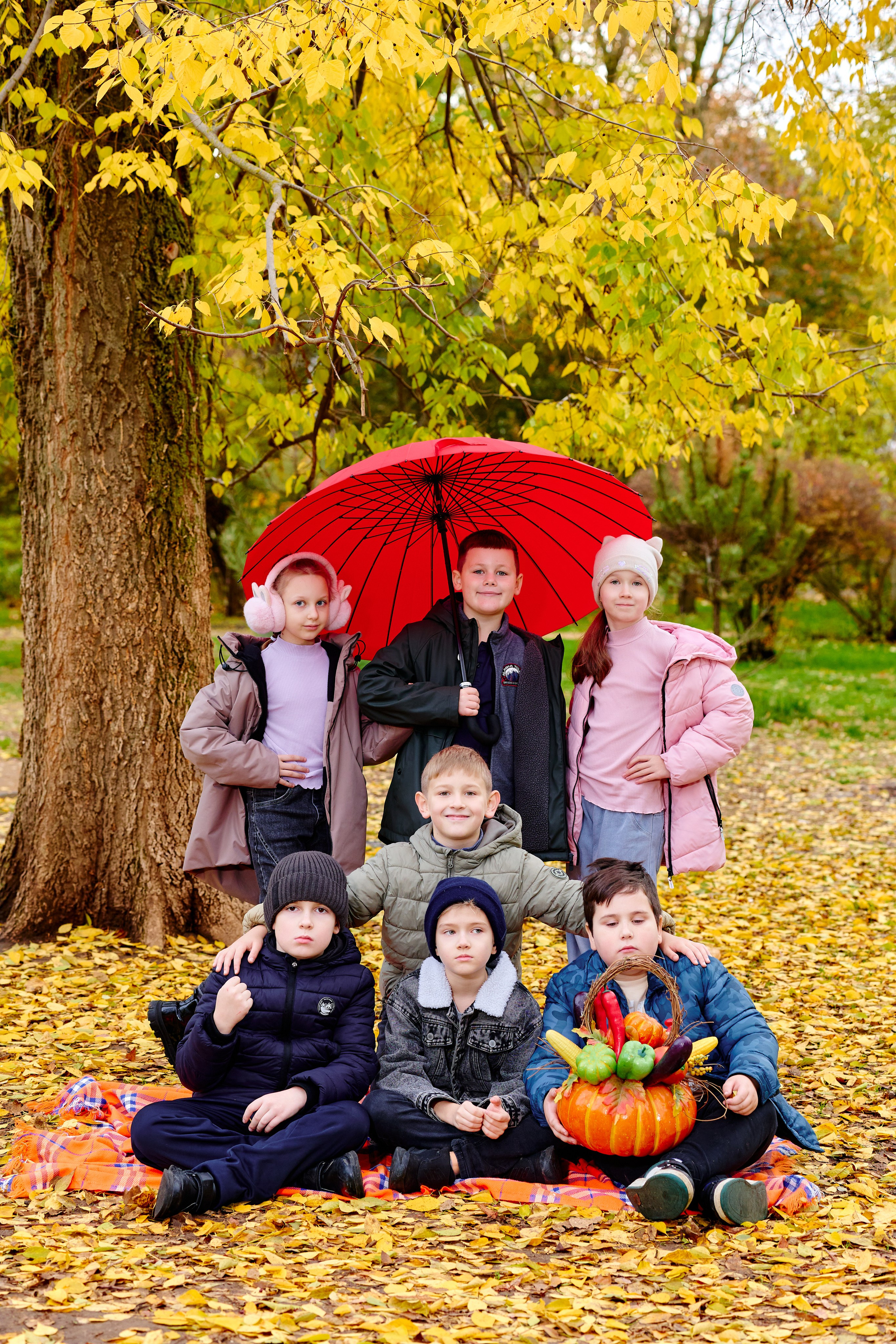 Прогулка в парке классом. Фотограф Выпускные альбомы Таганрог Сергей Коробченко