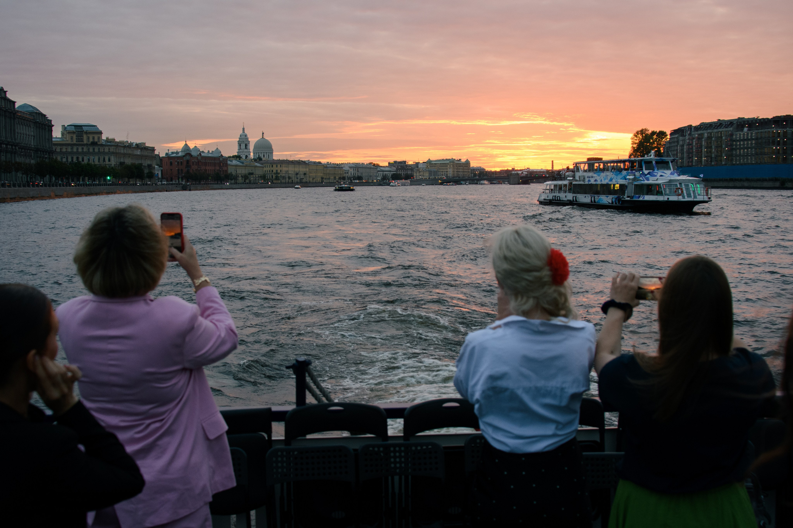 Корпоратив на теплоходе в стиле «Италия». Фотограф в Санкт-Петербурге Ксения Яковчук