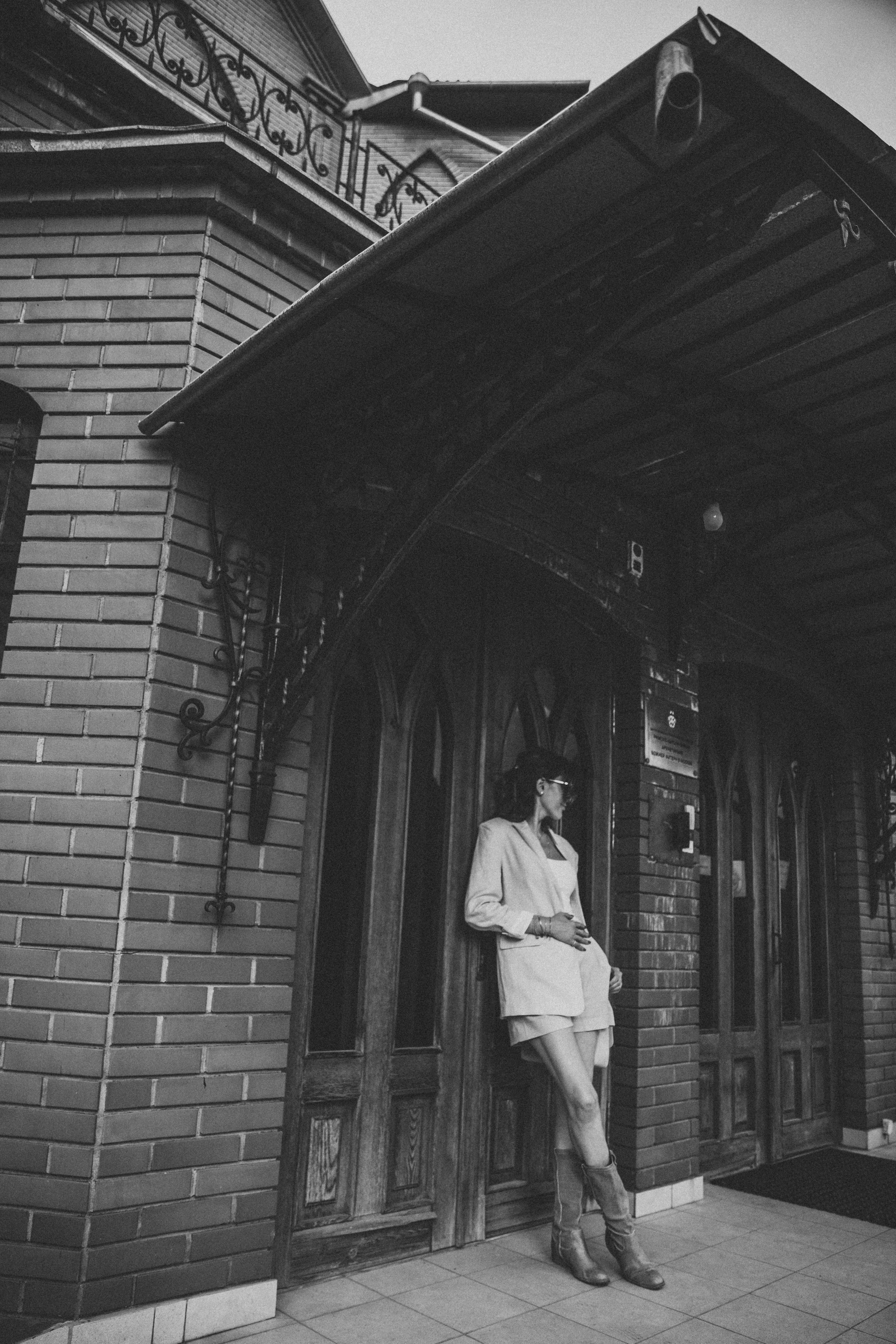 Молодая девушка на прогулке в Москве около католического собора