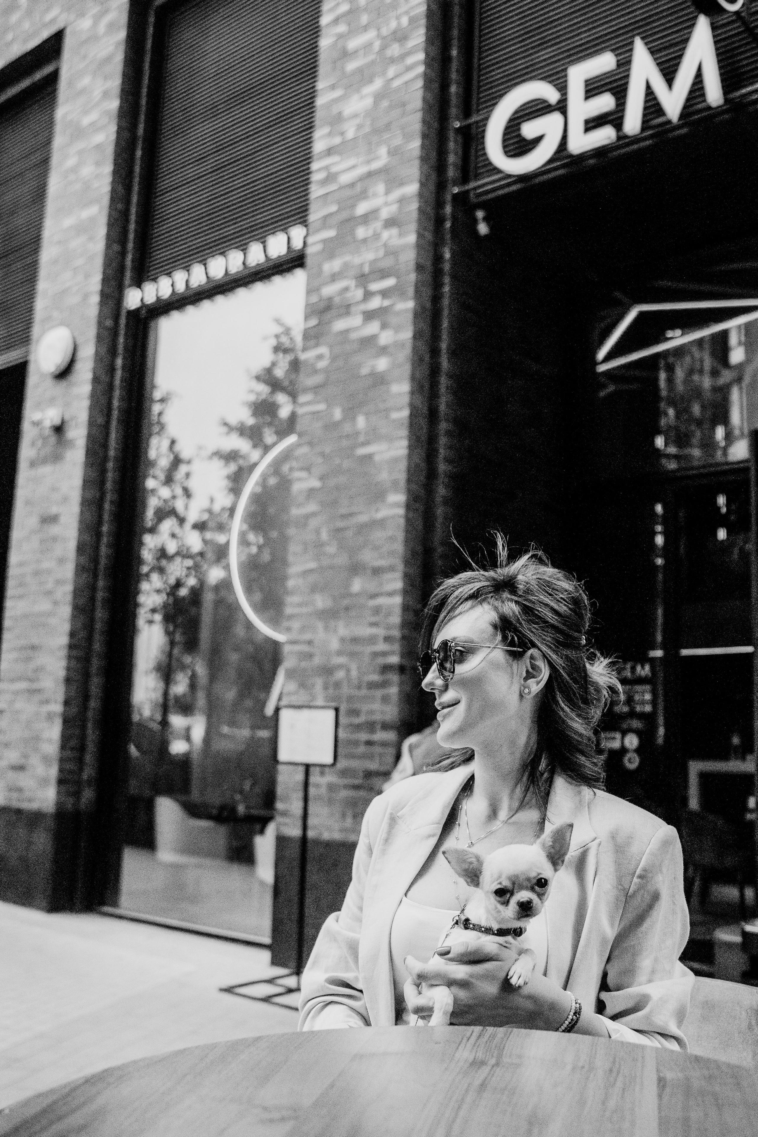 Стильная девушка гуляет по Москве со своей собачкой