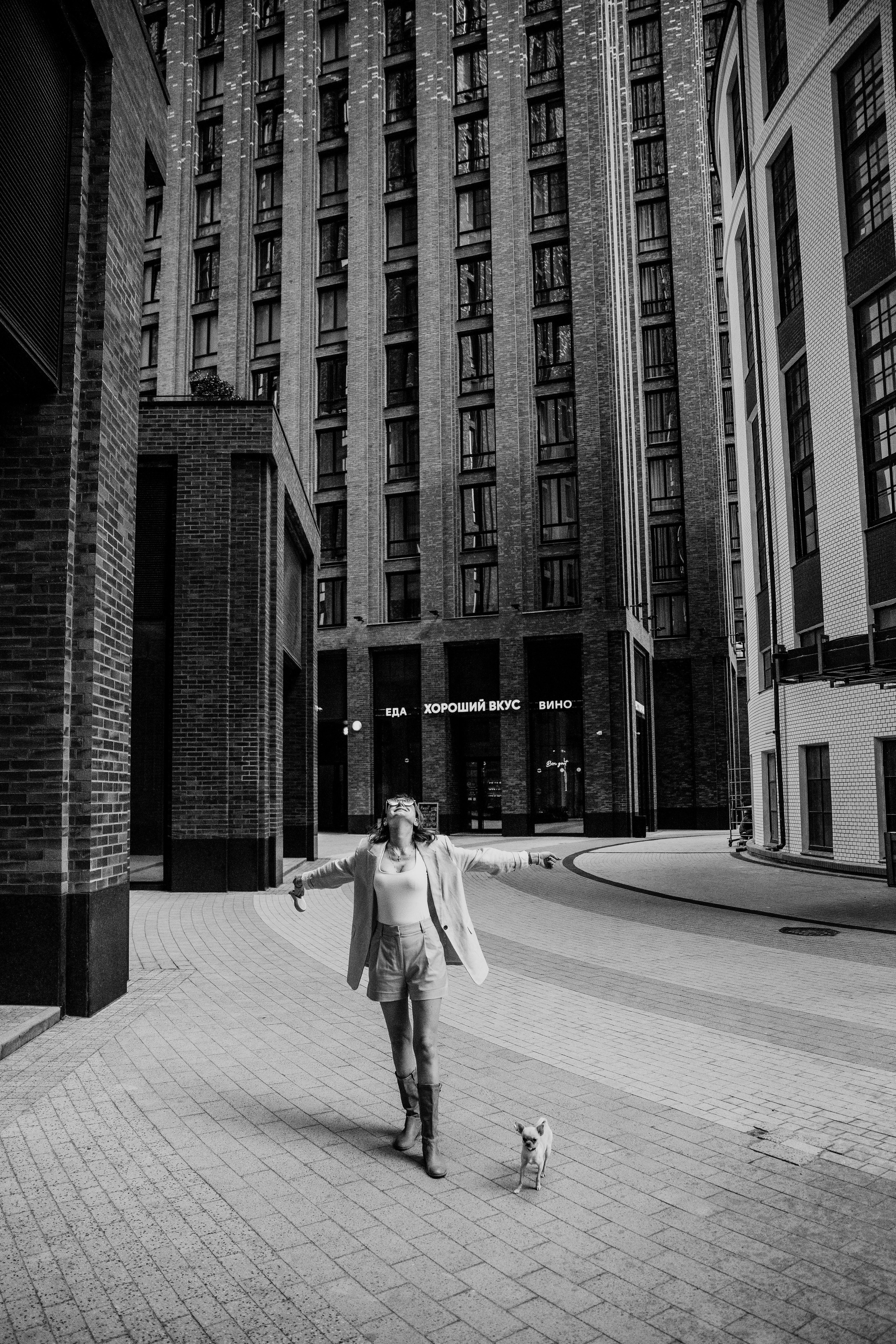 Молодая красивая мама на прогулке по теплой весенней улице в Москве