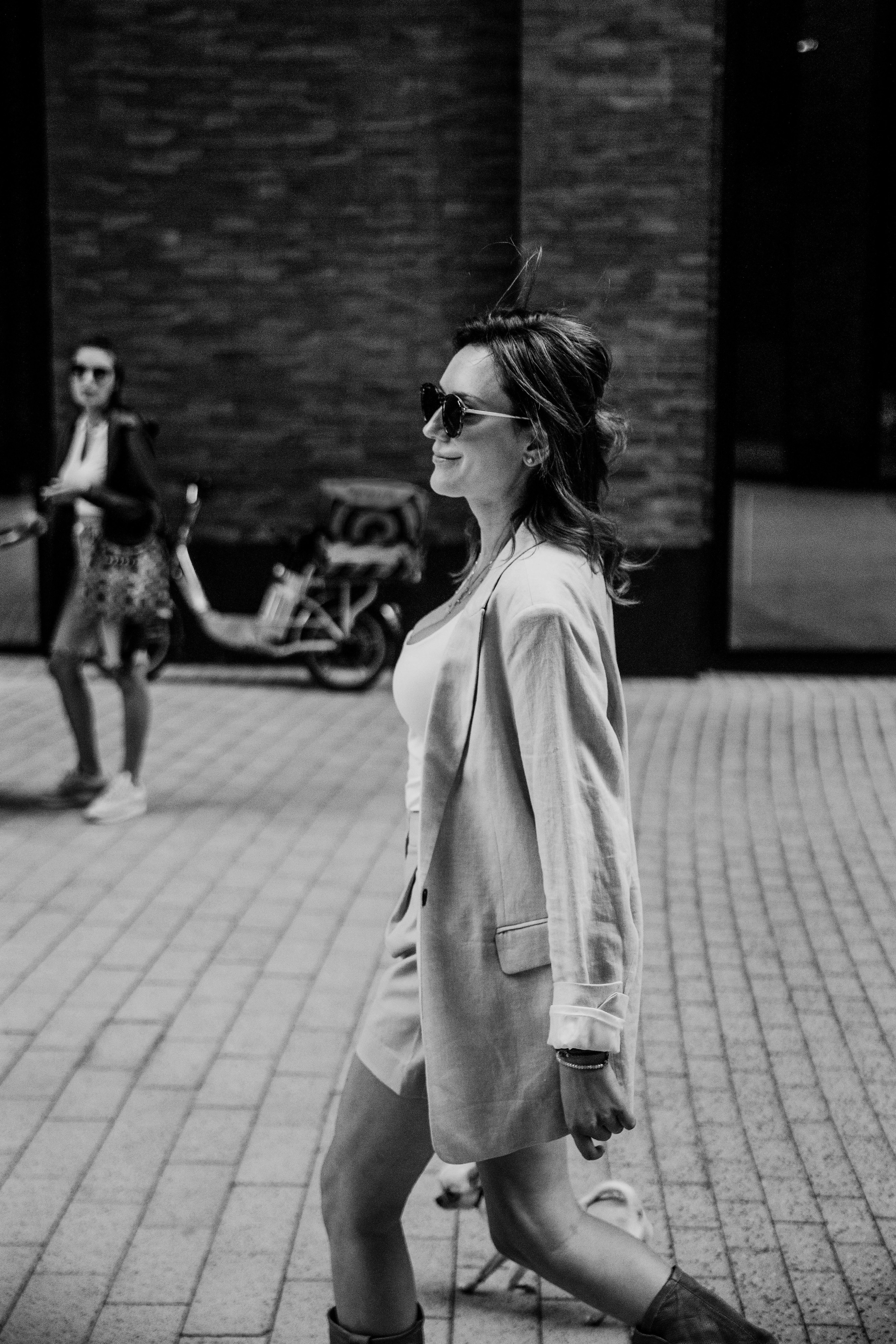 Красивая девушка гуляет по Москве весной в шортах и пиджаке 