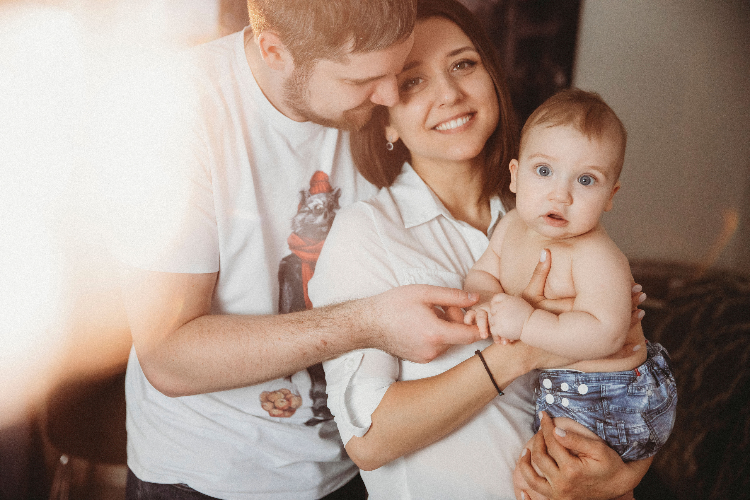 папа с мамой  держат на руках своего малыша