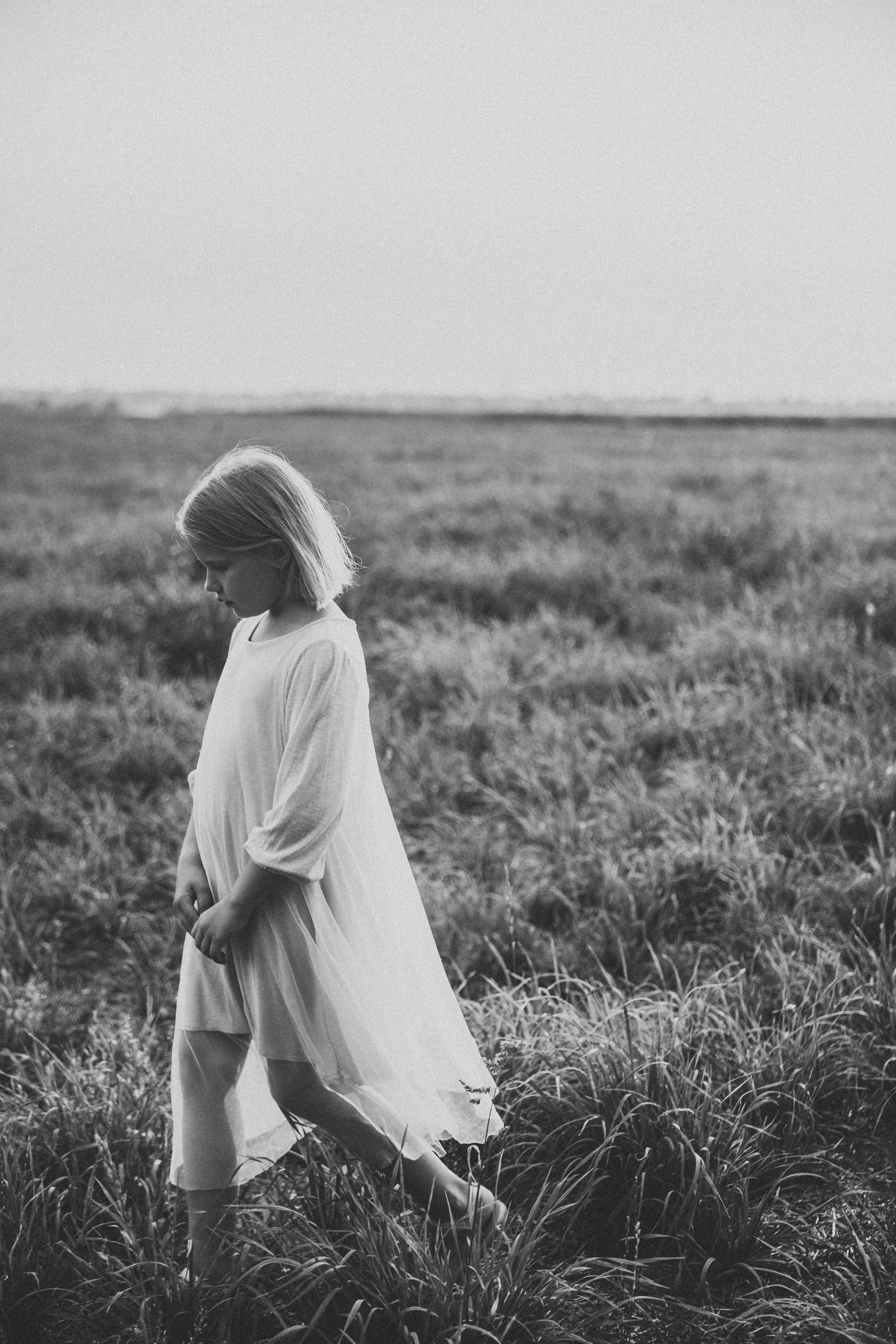 красивая молодая девочка гуляет по полю