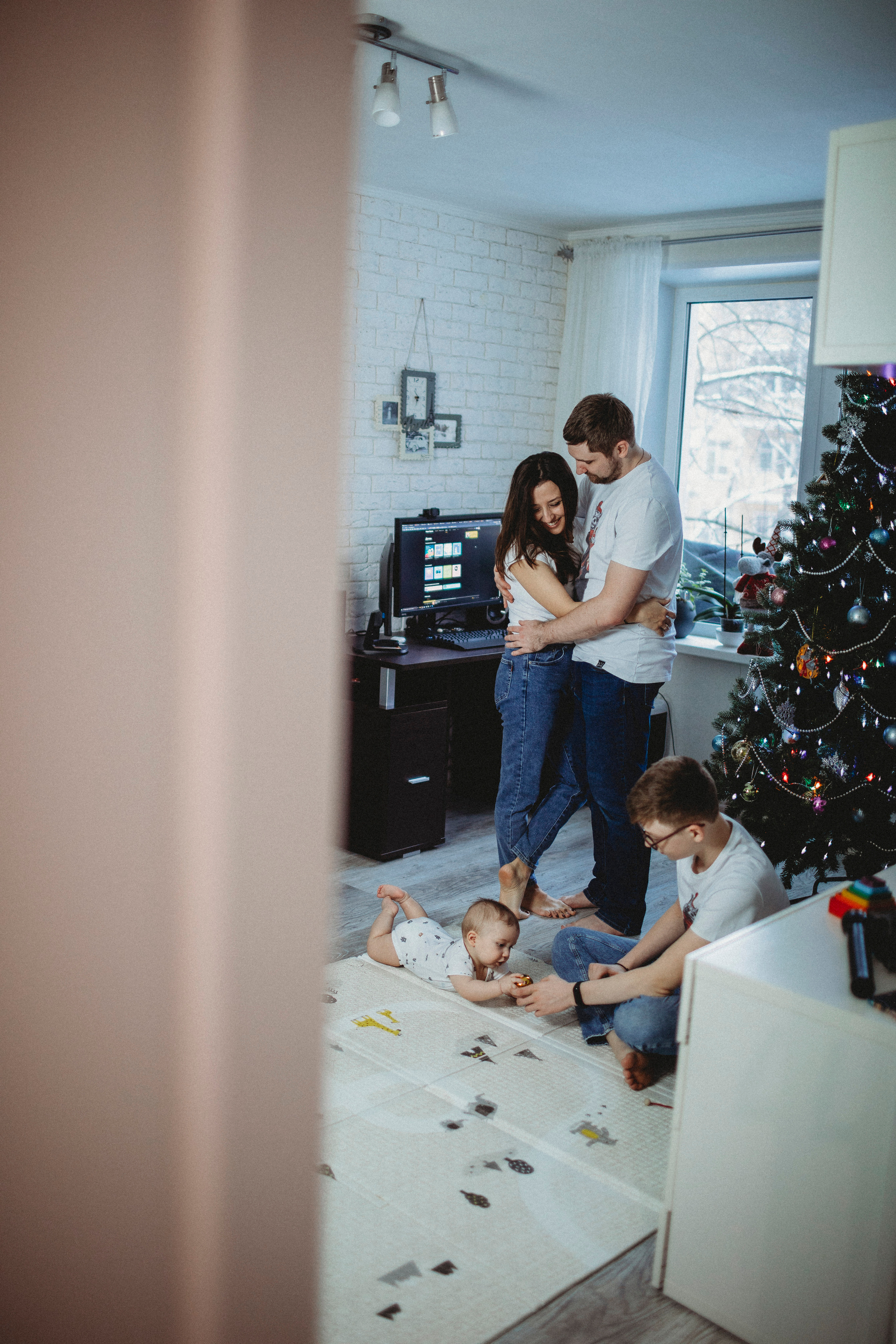 мама с папой наблюдают как играют их дети