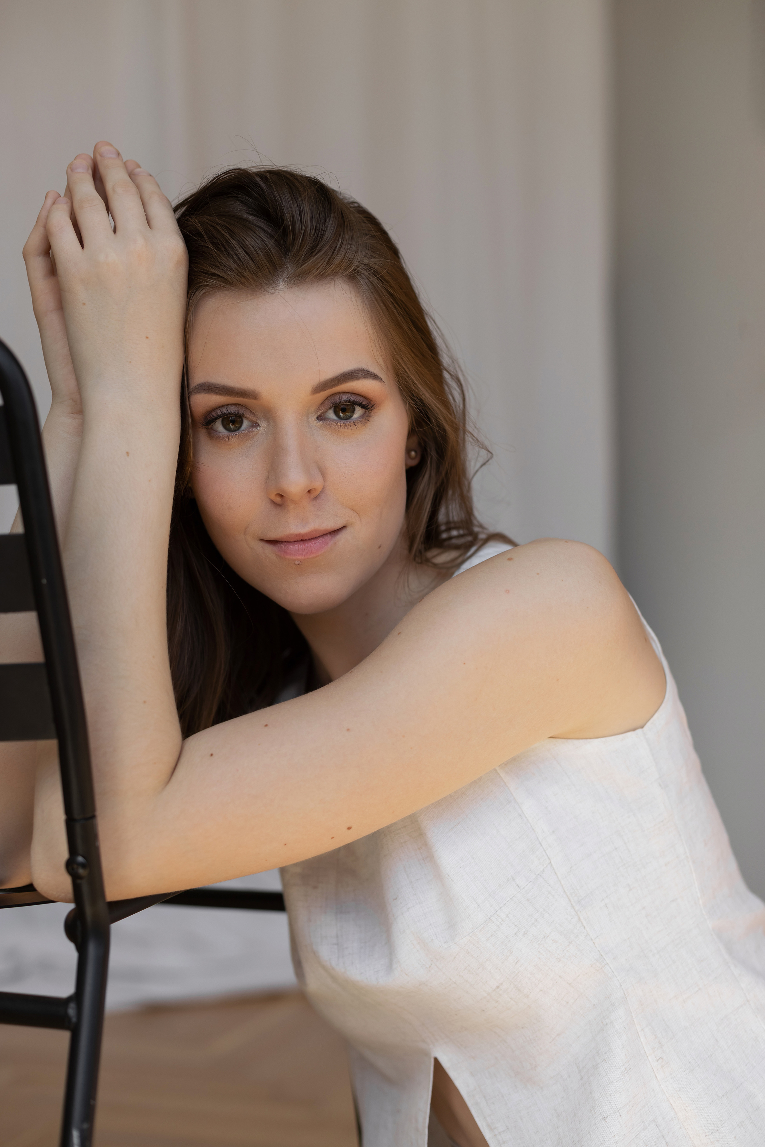 фото девушки, сидящей возле стула