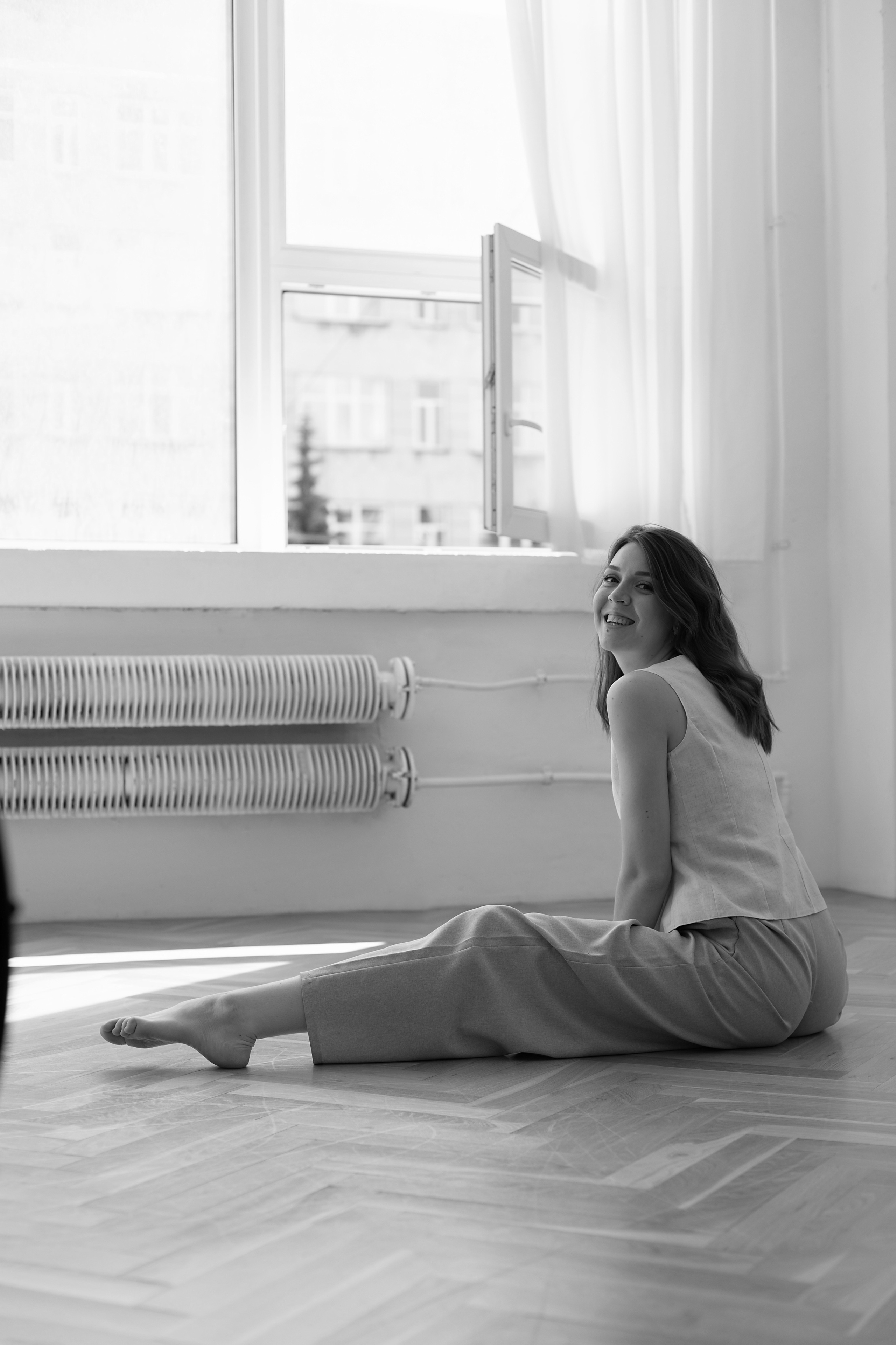 фото девушки на полу на фоне открытого окна
