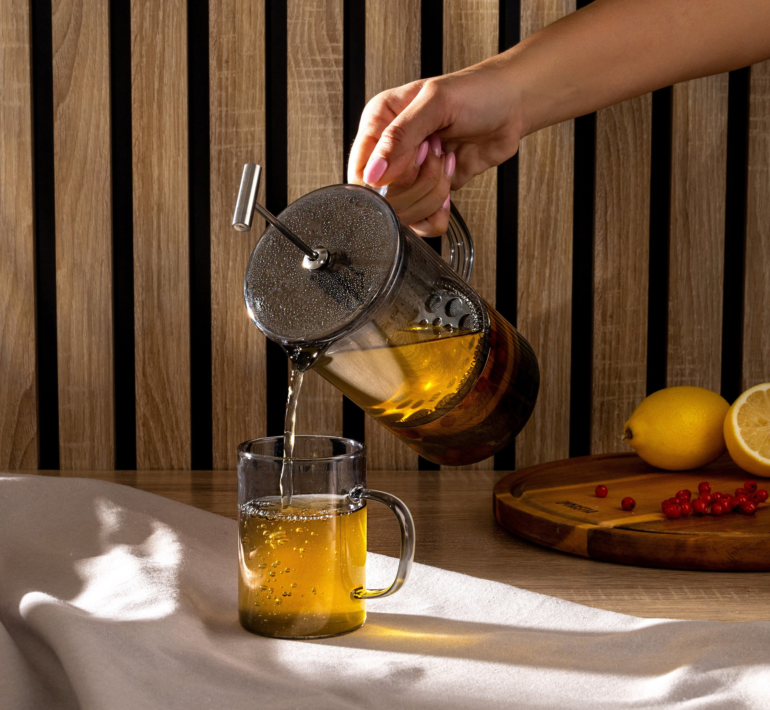 Френч-пресс в руках модели с чаем | Фото для Instagram