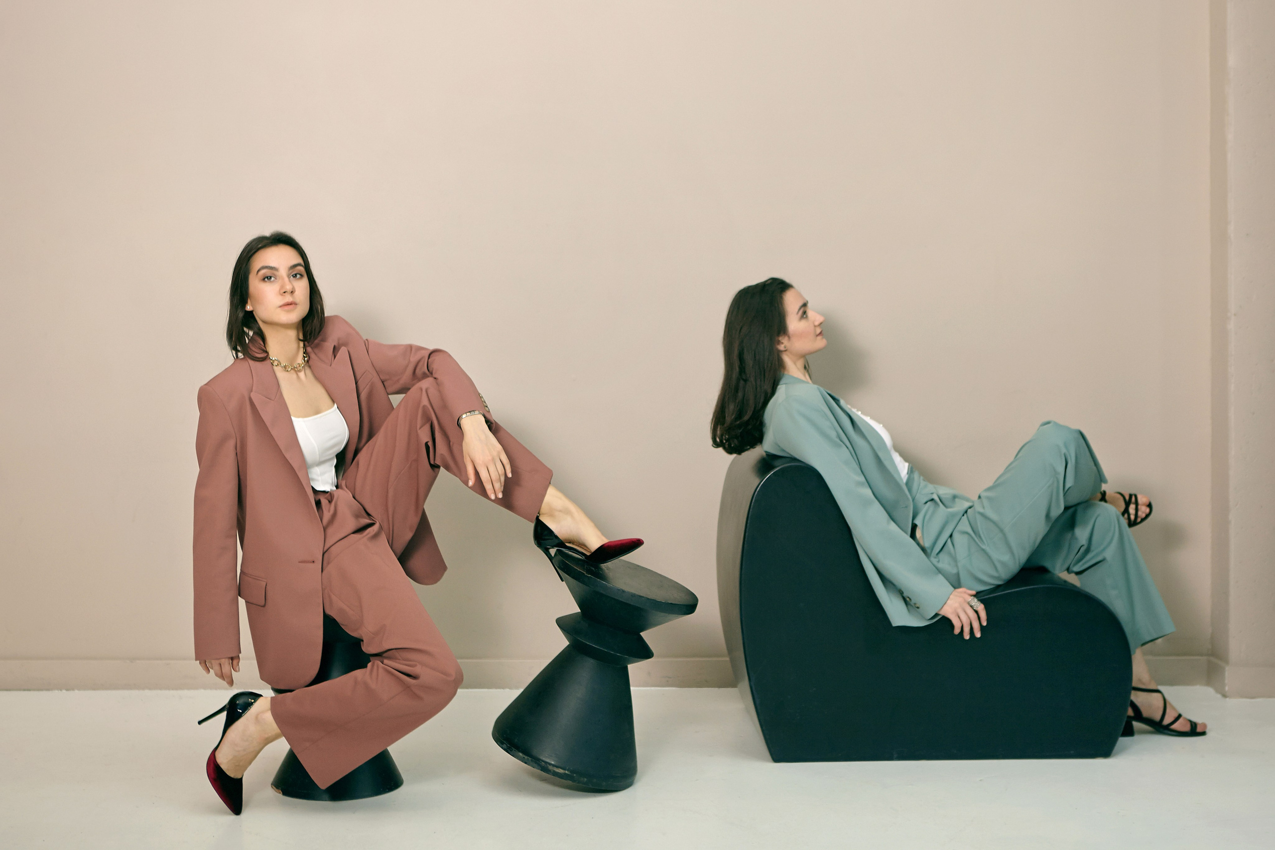 оригинальная фотосессия красивых женщин в мужских костюмах