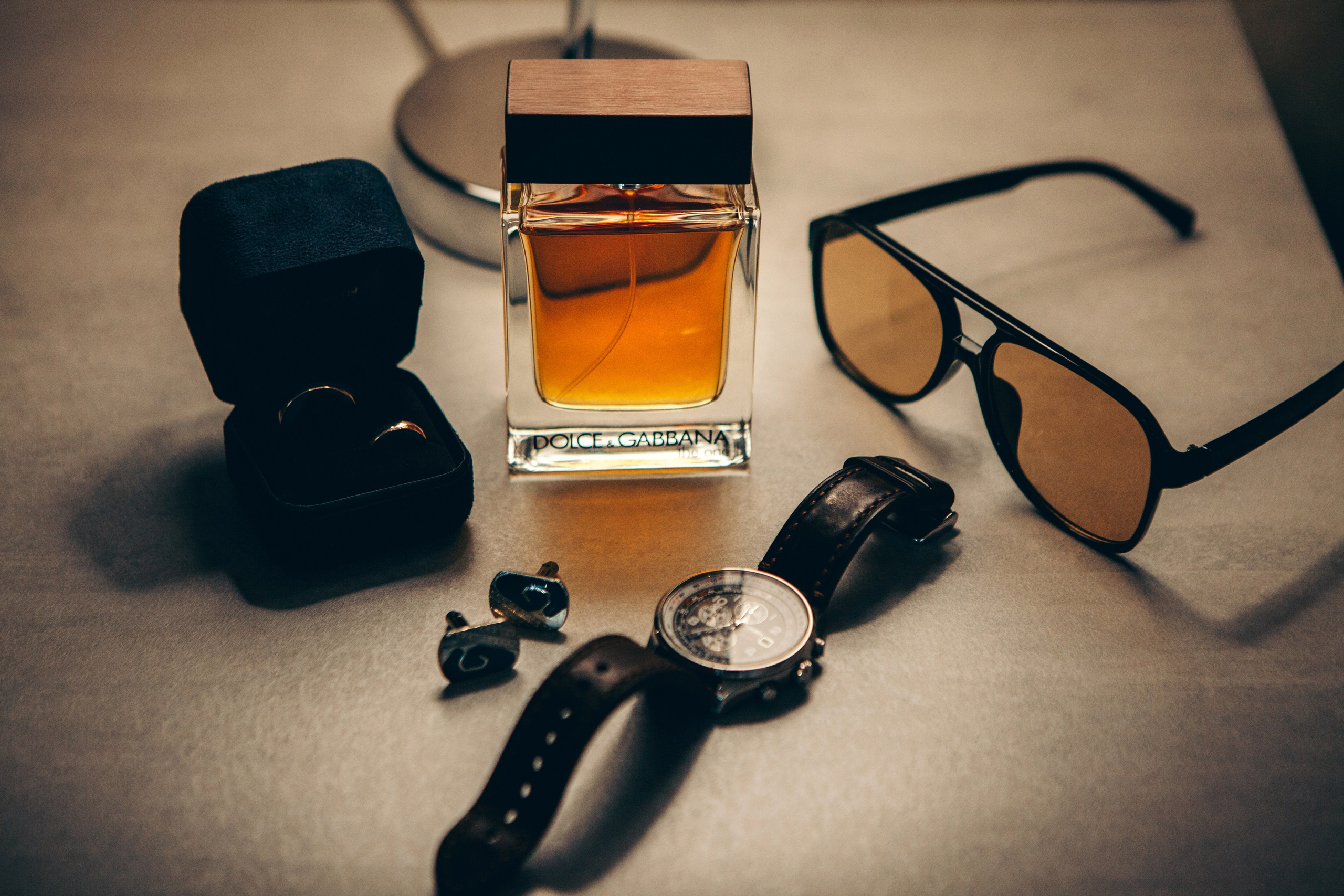 раскладка вещей жениха: часы, запонки, духи, солнечные очки, кольца