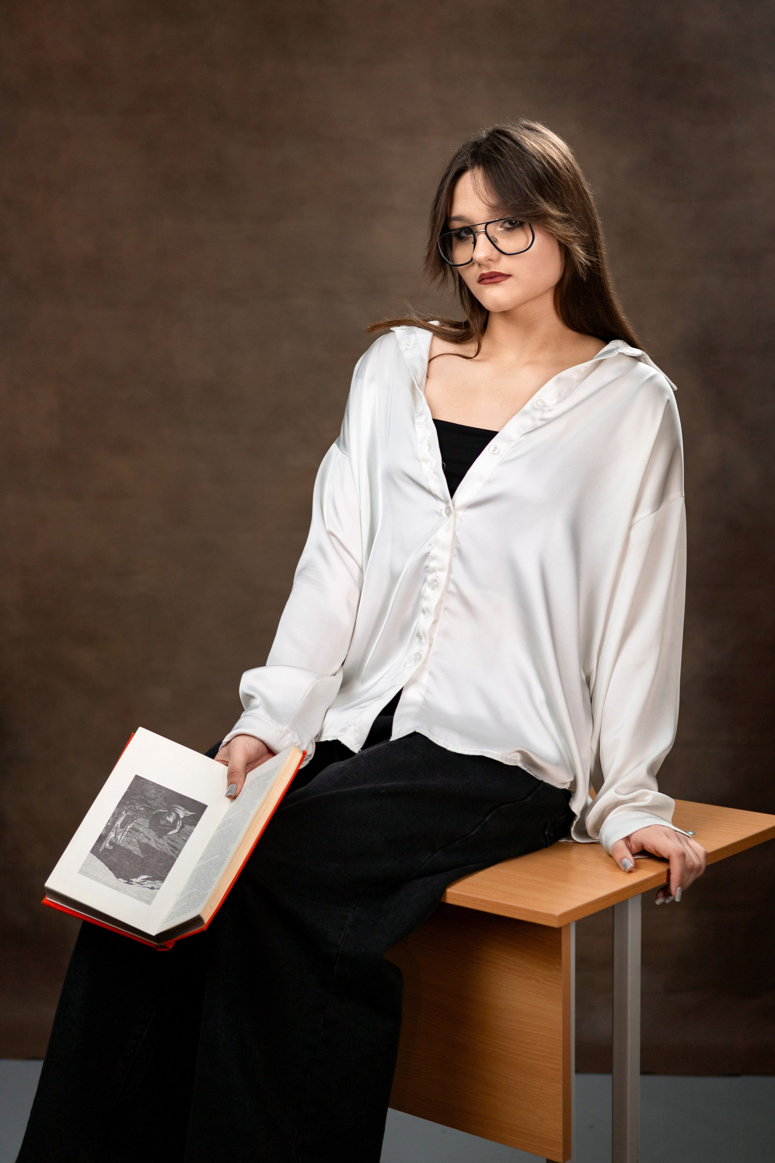 Портрет на коричневом холсте. Правильный Выпускной Альбом