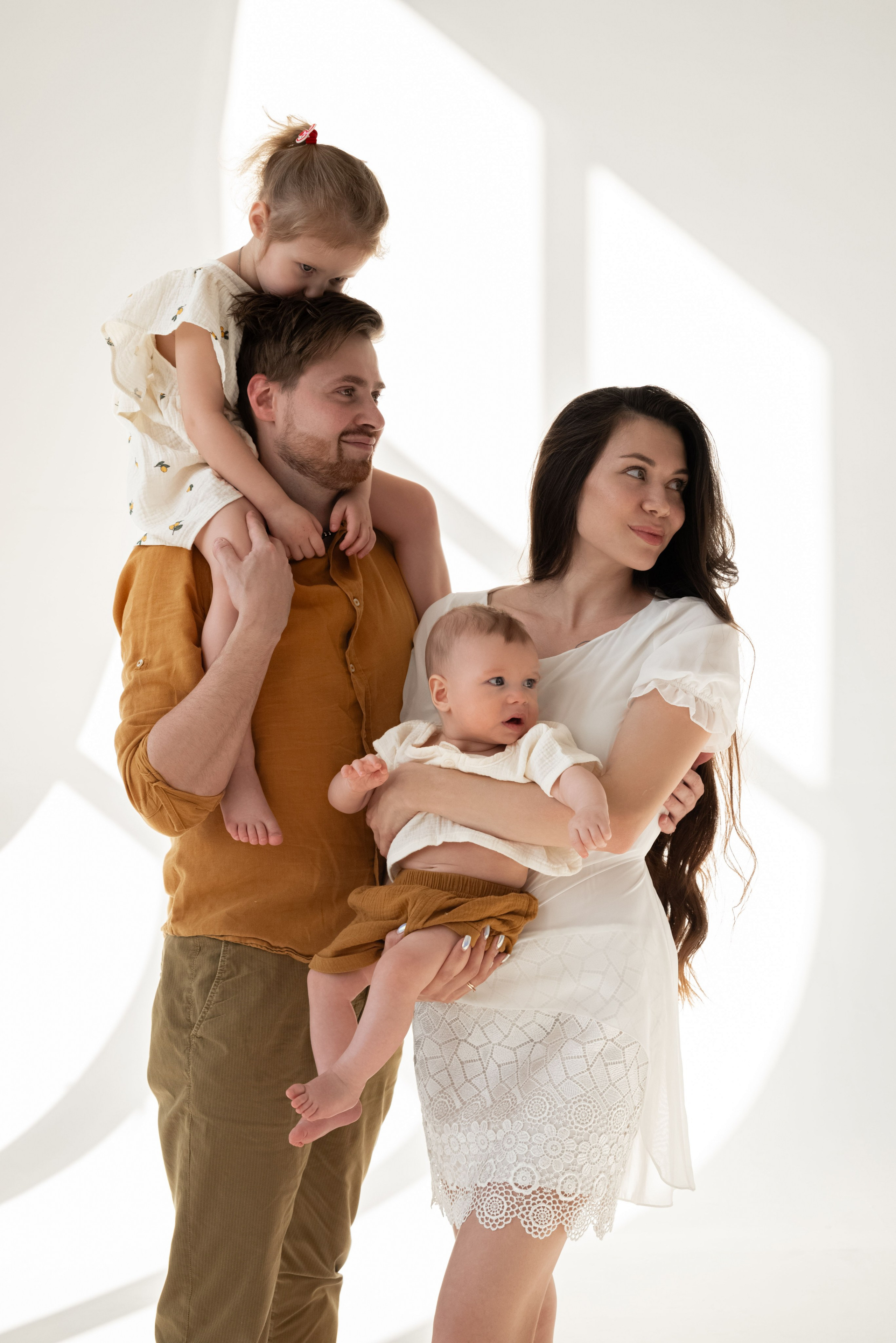 Сергеевы семейная студийная фотосессия. Профессиональный фотограф в Твери Иванова Юлия
