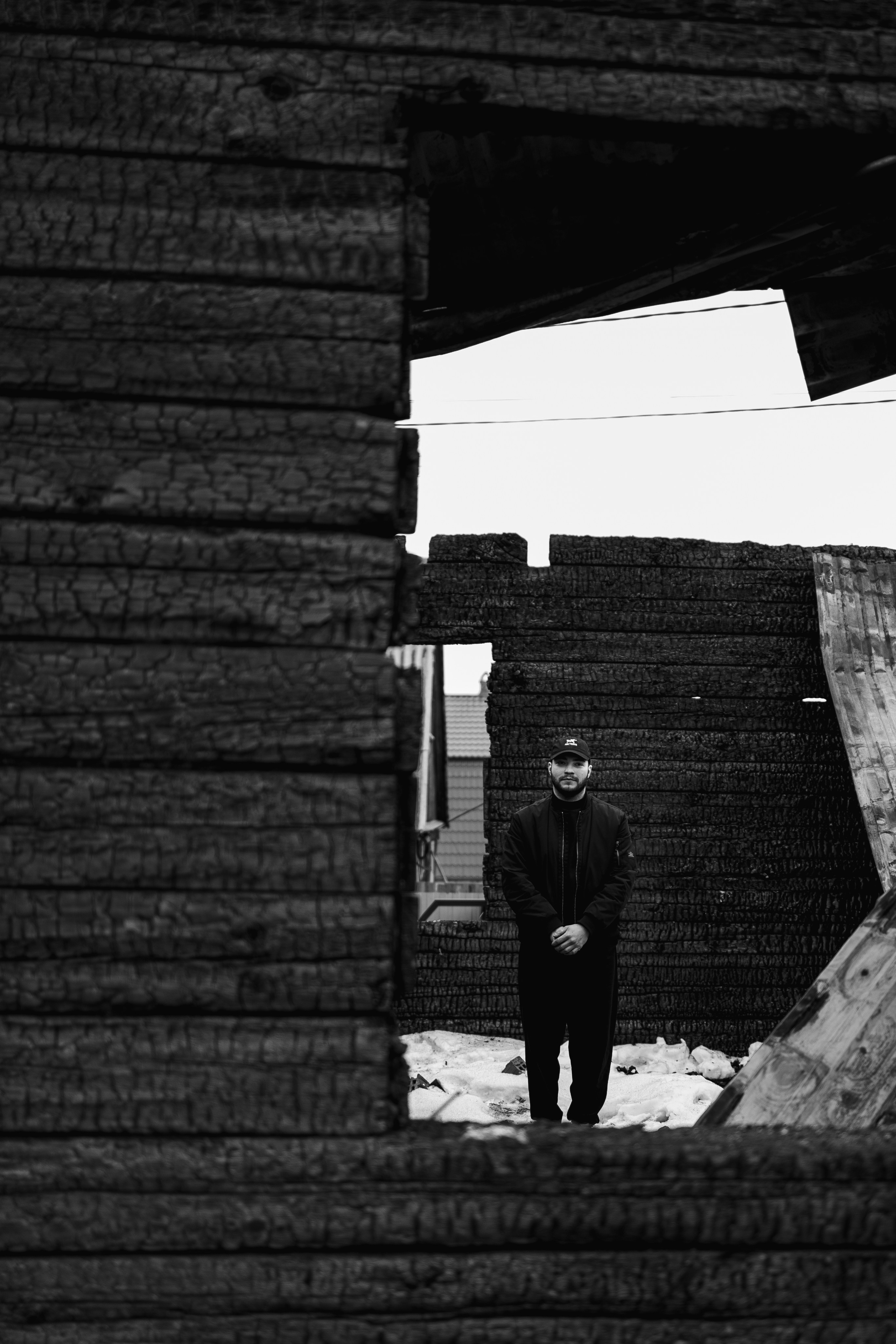 Илья за 1 час до сноса дома, который сгорел у нас в 2023. Семейный фотограф Надежда Каримова | Иркутск Байкал Аршан