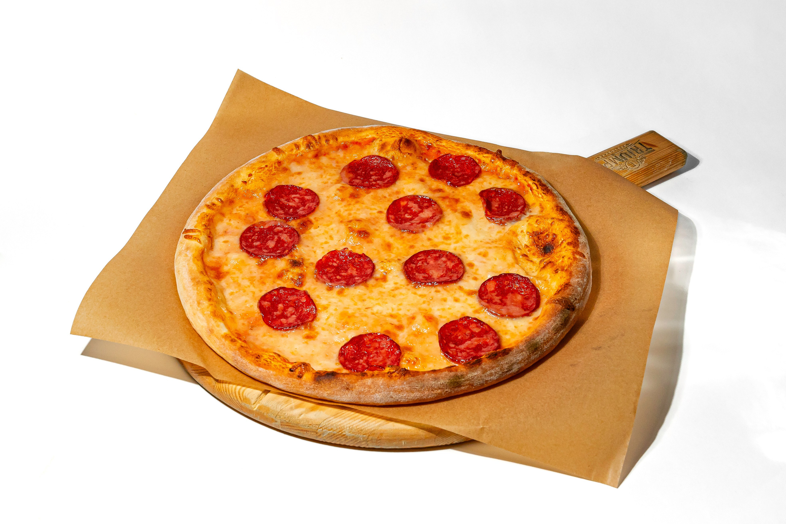 Пицца Карбонара на белом фоне для доставки