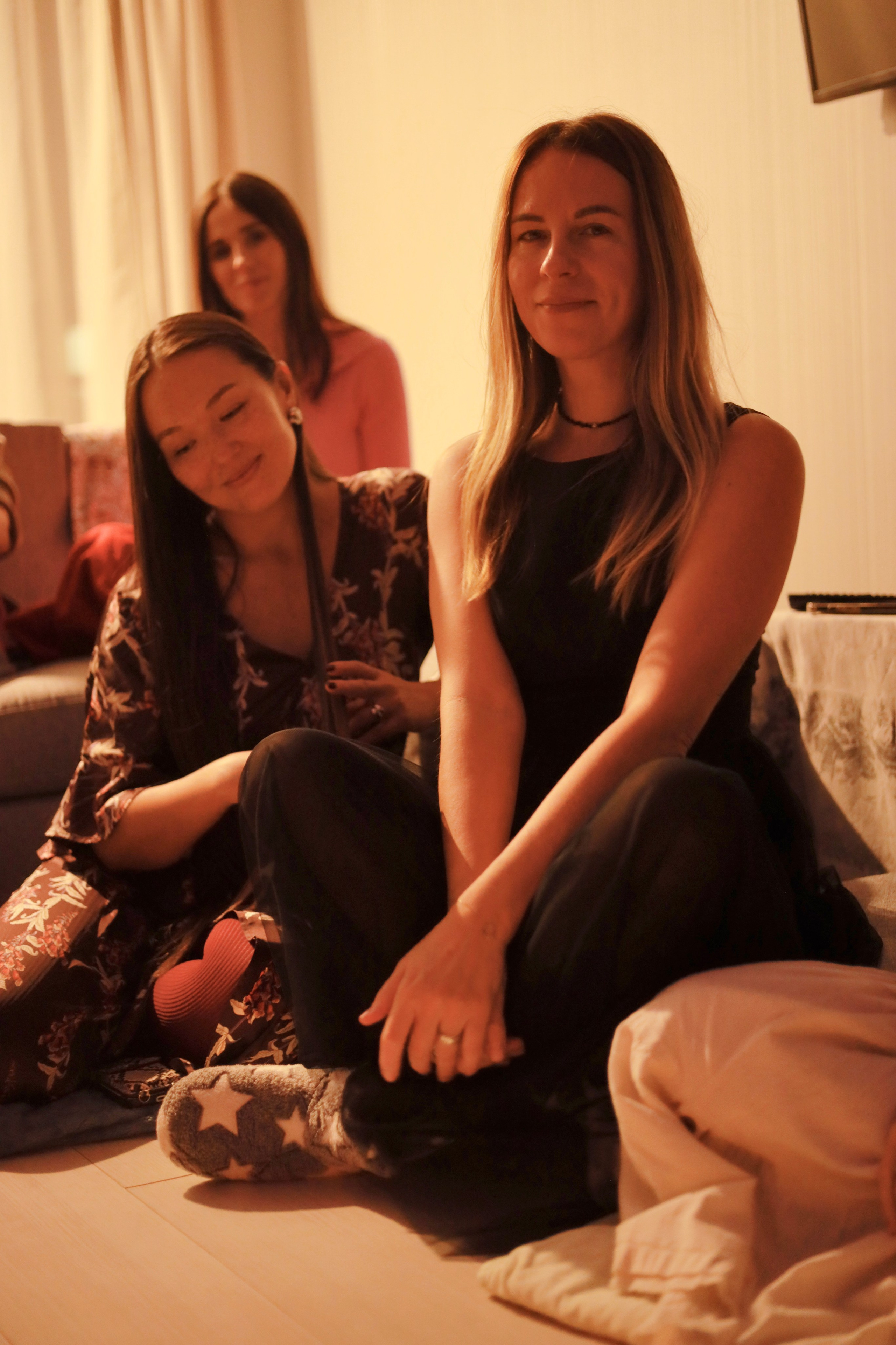 Women circle. Family, portrait, content photo in Costa Rica Evgeniya Besprozvannykh