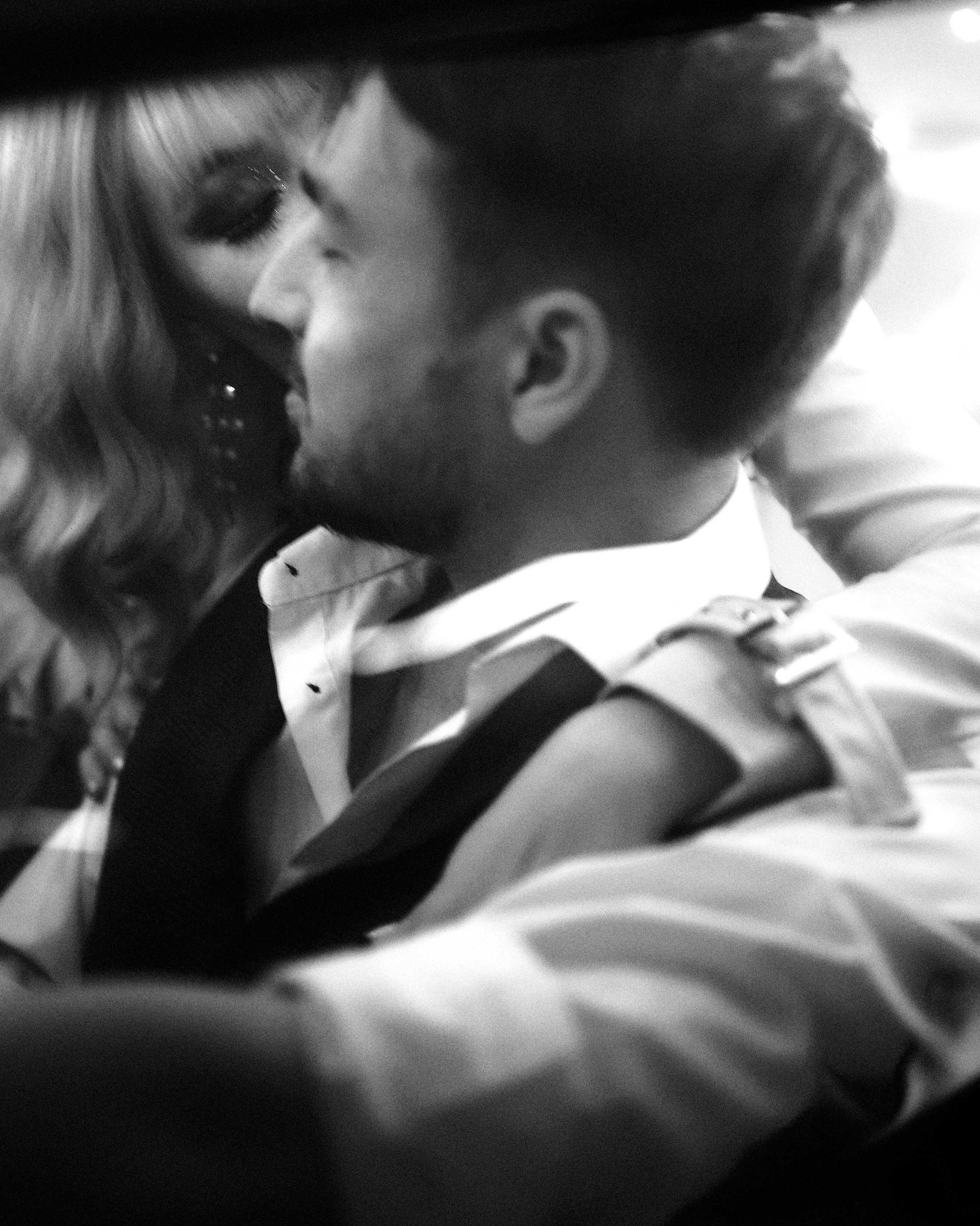 парень и девушка в целуются ретро авто