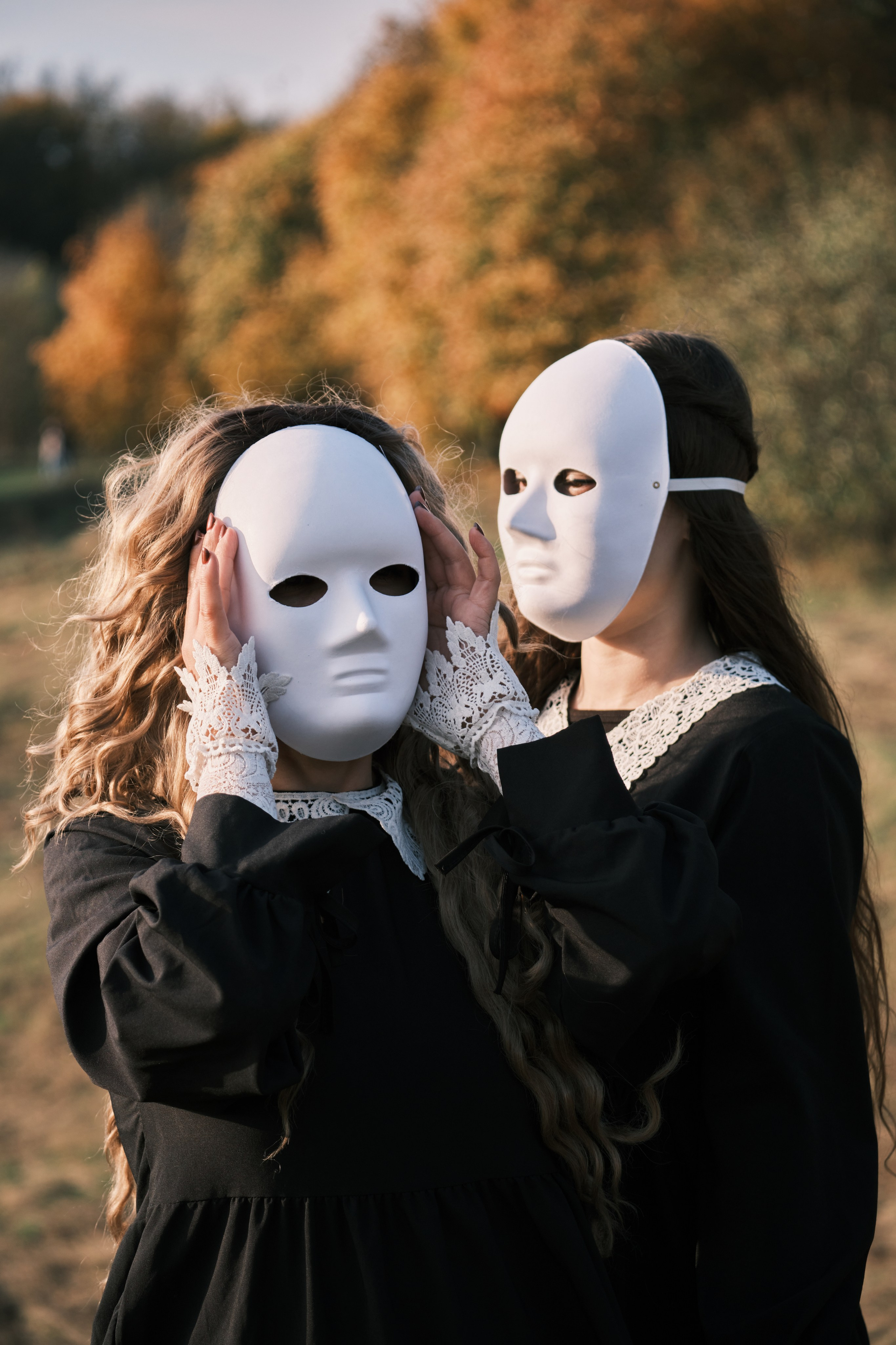 2 девушки в масках
