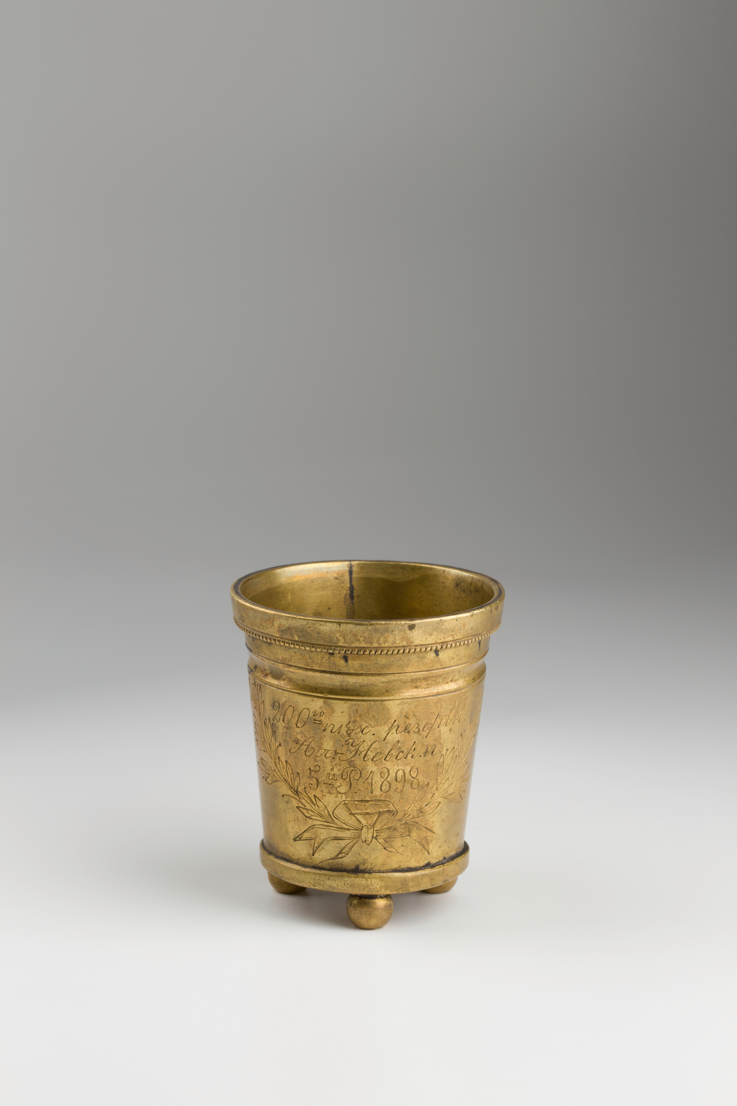 Предметная съёмка: полковые стопы. Бизнес-портрет | Хедшот-фотограф | Студия делового портрета в Москве