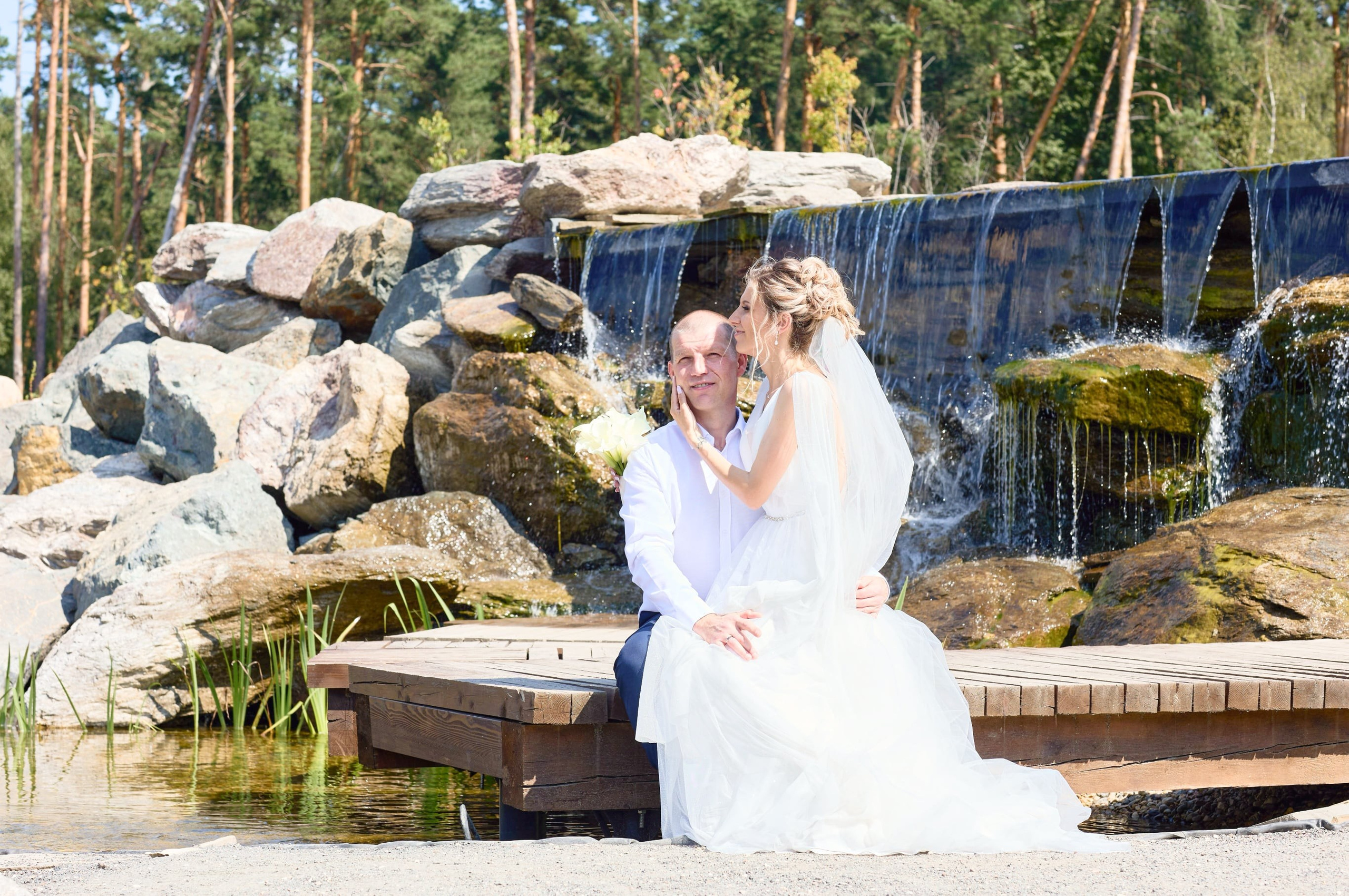 Невеста и жених у водопада парк Малевича.jpg