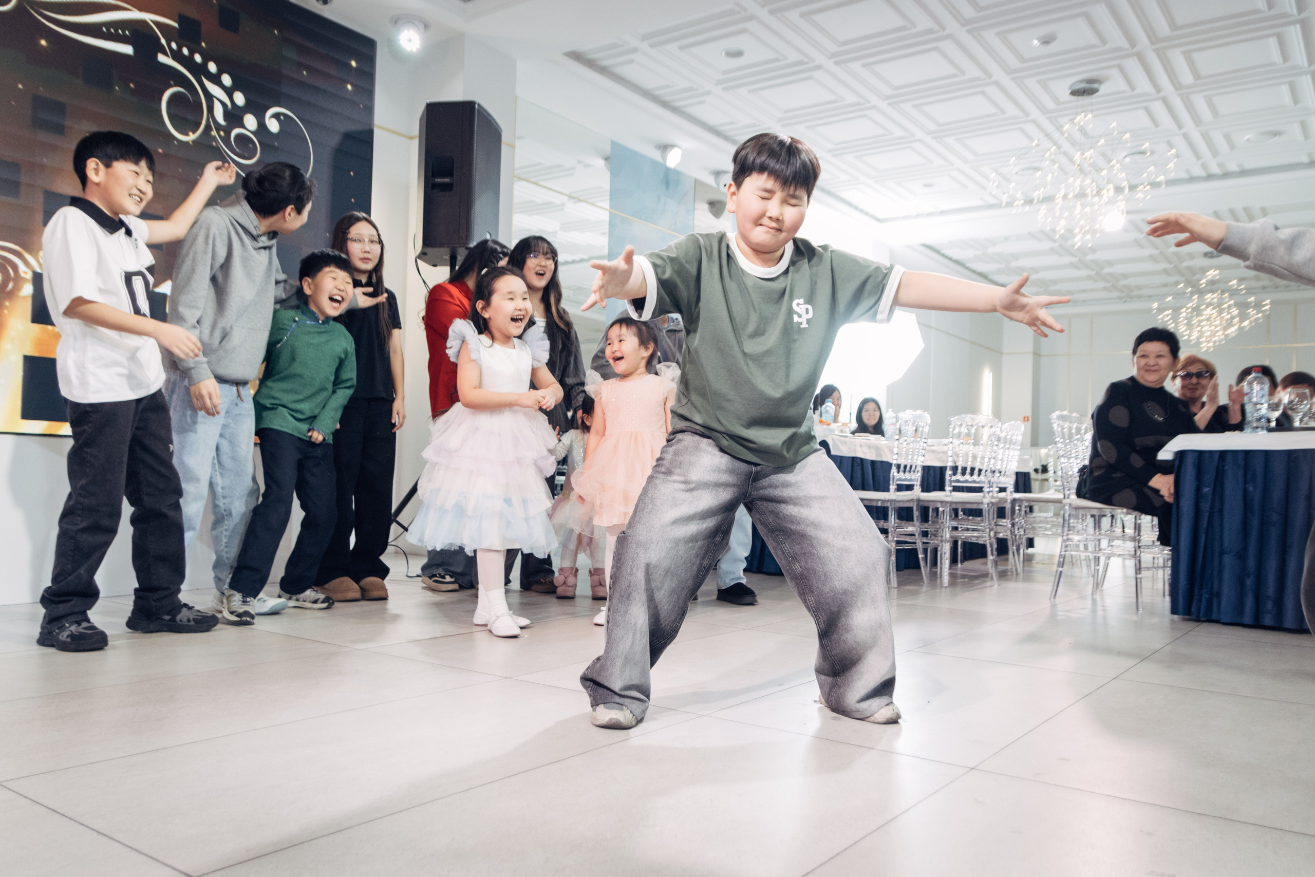 День рождения Любови в ресторане «Бурятия» — фотоотчёт праздника. Репортажный фотограф на дни рождения и юбилеи в Улан-Удэ — Алексей Раднаев