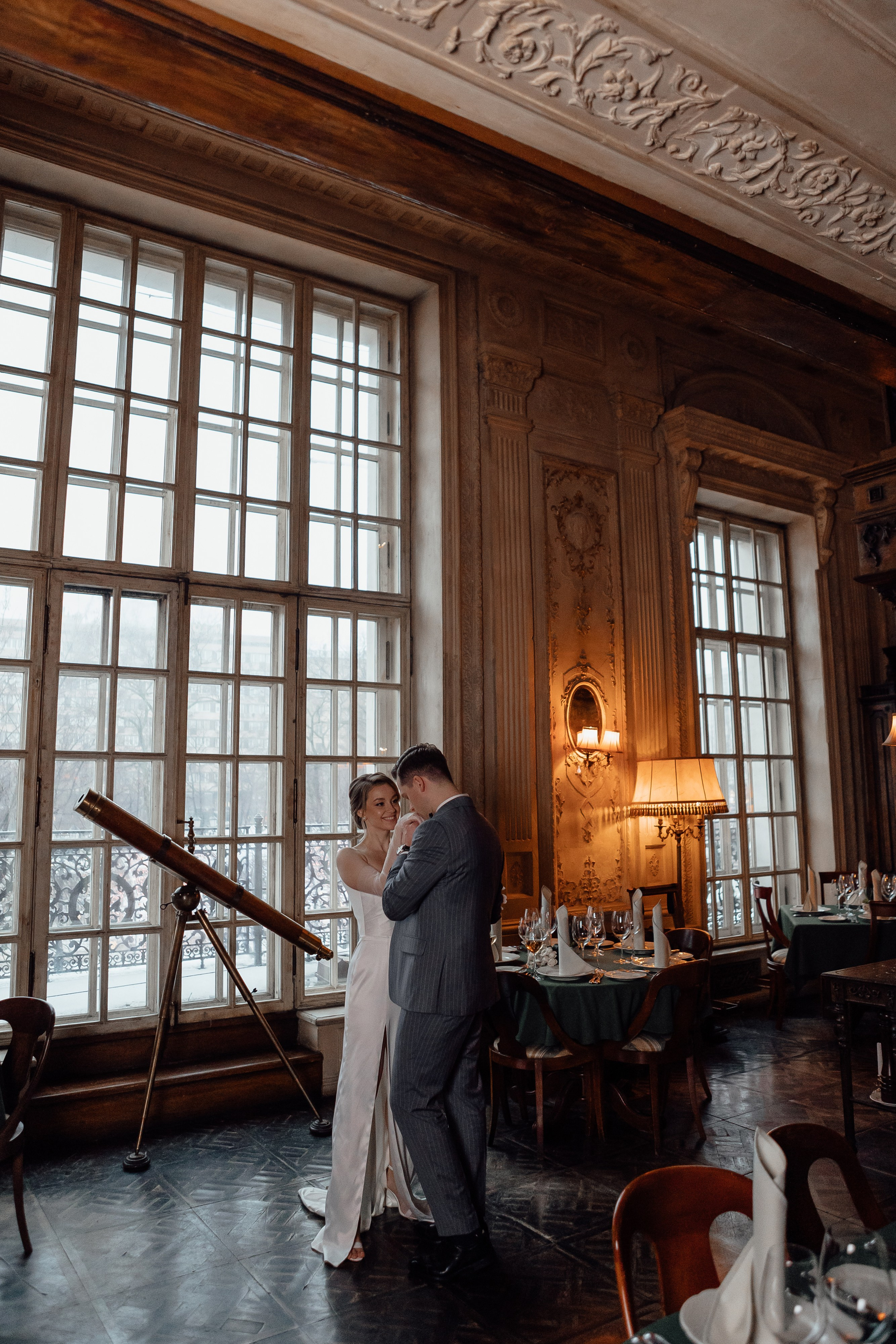 Свадебная фотосессия в Кафе Пушкинъ. Свадебный фотограф в Москве Дарья Олендарёва