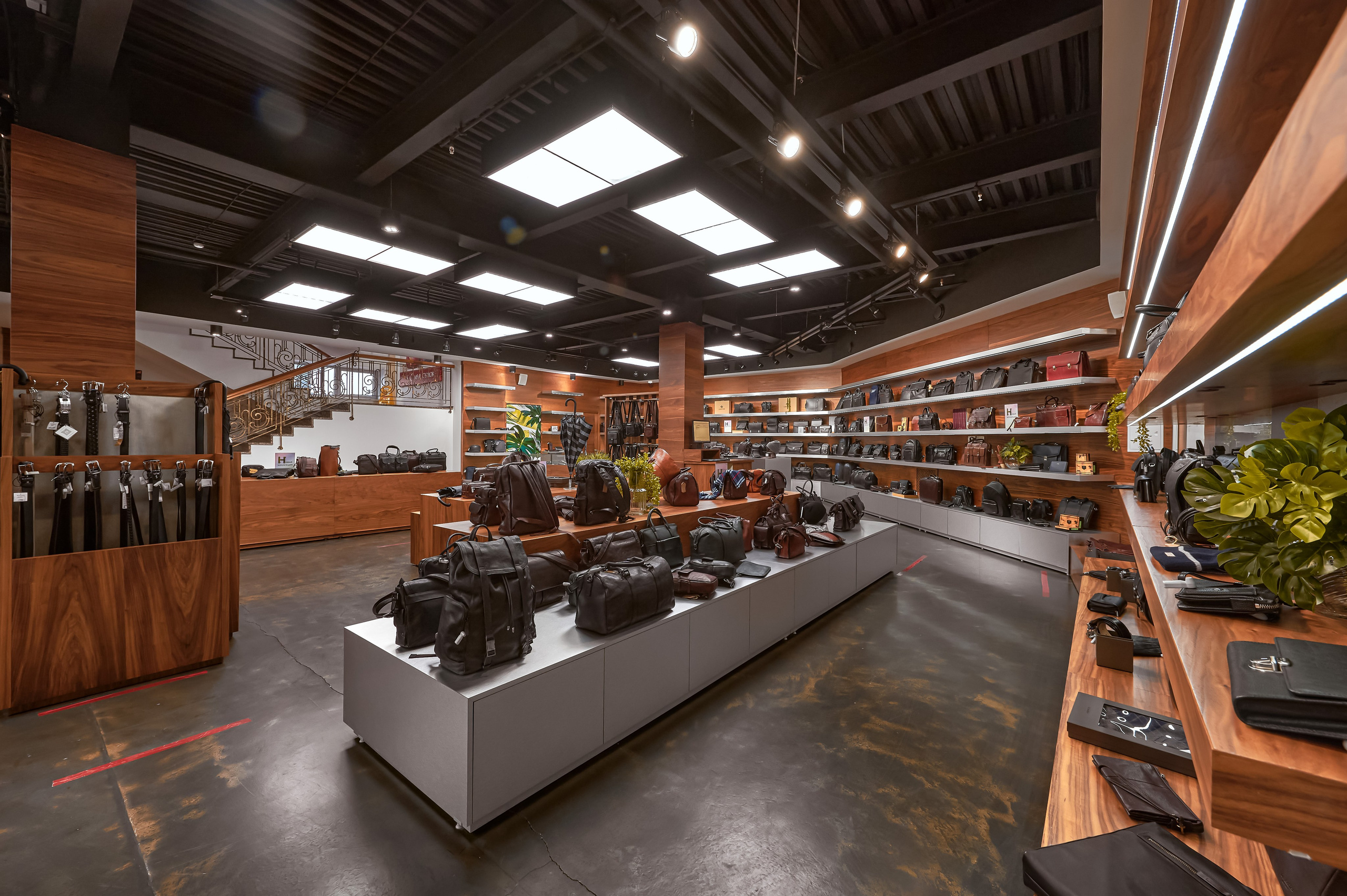 Портфолио по интерьерной и экстерьерной фотосъёмки: Мир сумок — Левый берег. Фотограф Яковлев Роман — Красноярск