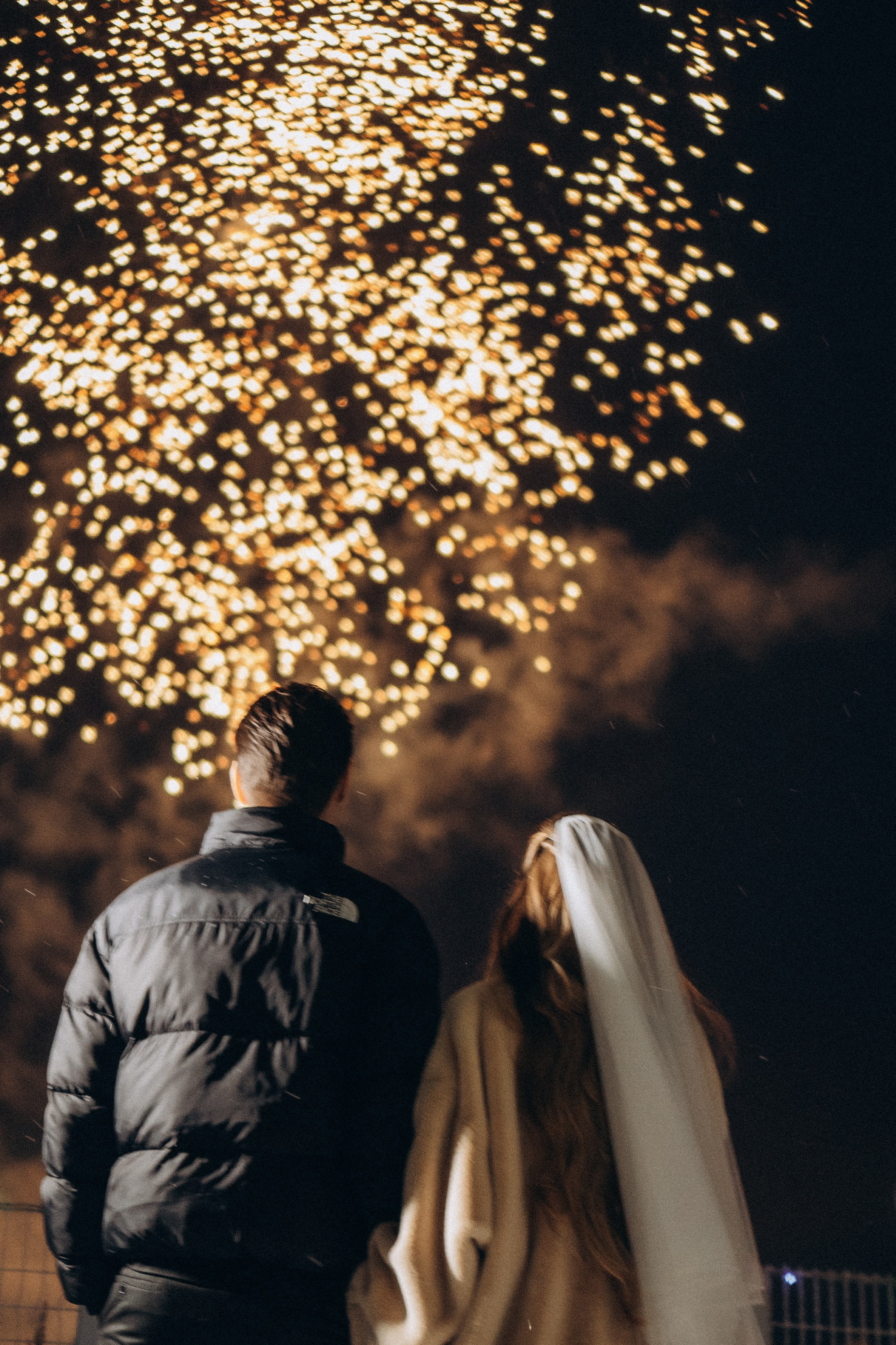 САЛЮТ НА СВАДЕБНОЙ ЦЕРЕМОНИИ (СНЯТО В СИБИРЕ В НИЖНЕВАРТОВСКЕ). Профессиональный фотограф, Санкт-Петербург — Виктория Богомолова