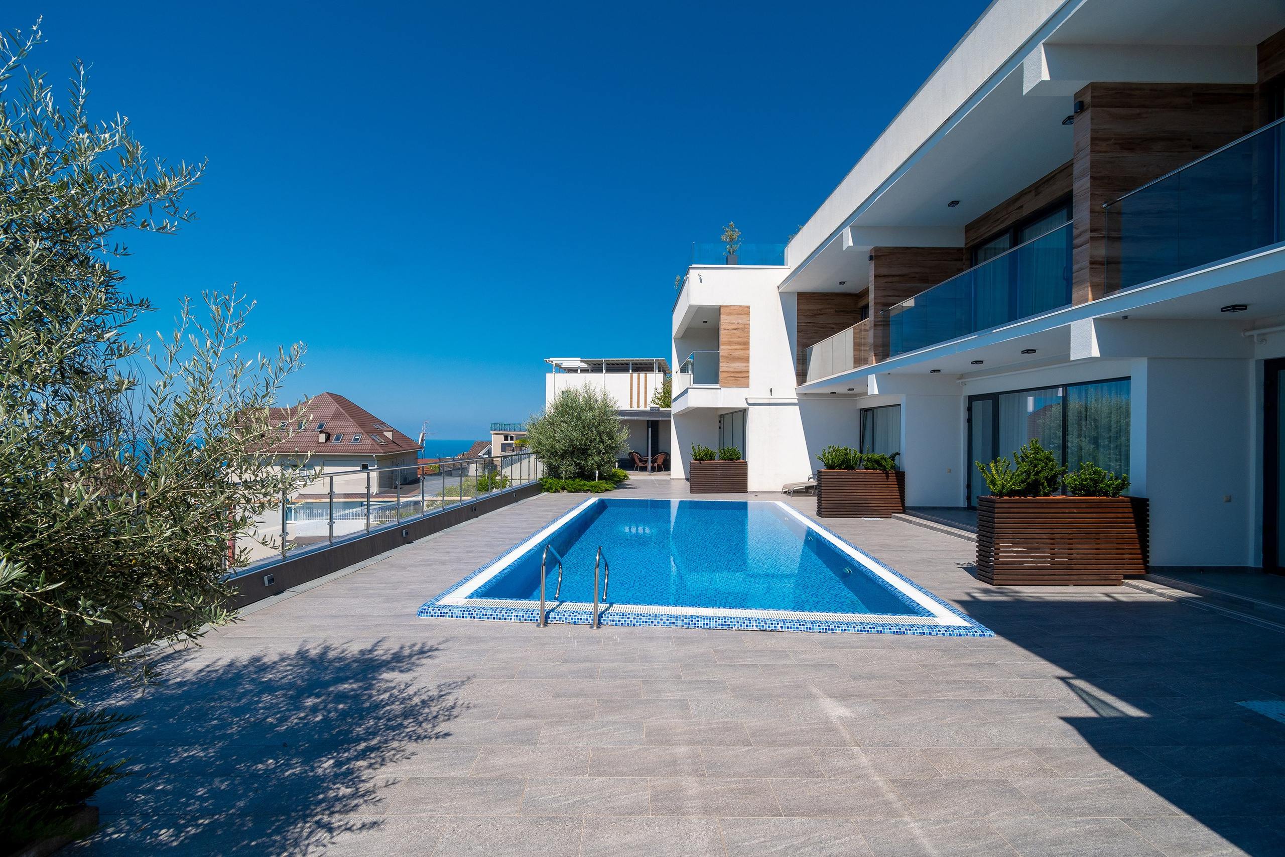 Интерьерная фотосъемка загородного дома с бассейном. Город Сочи.