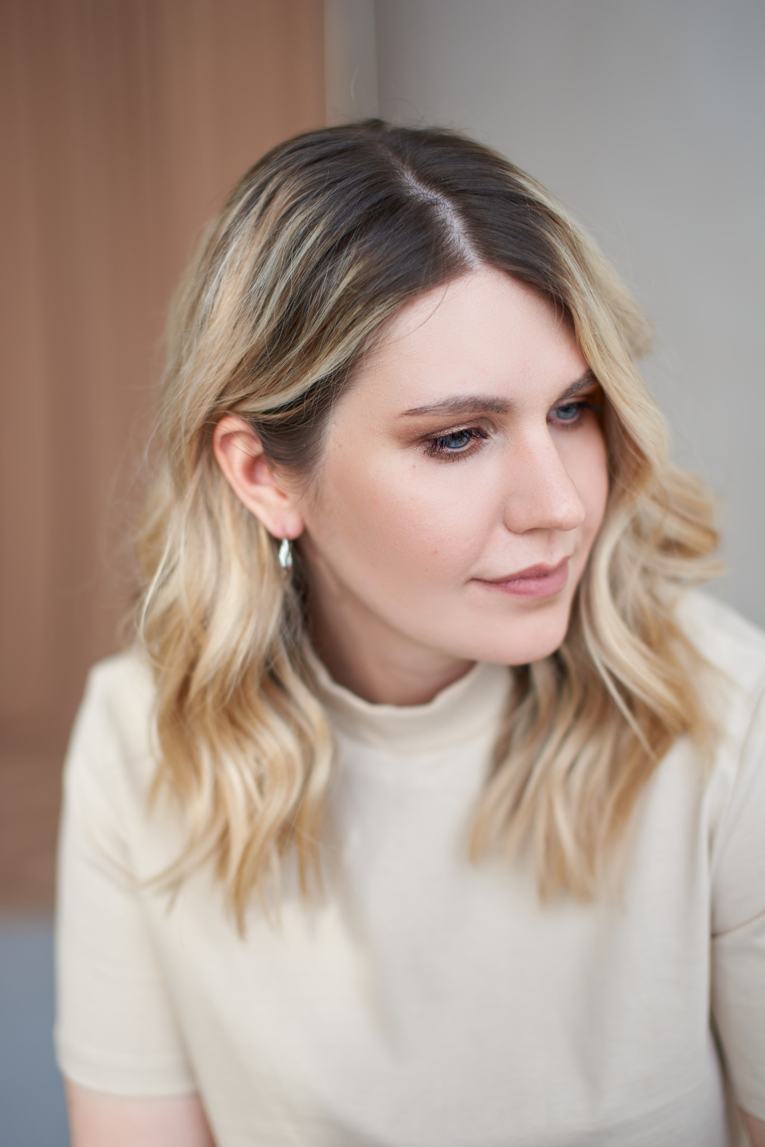 Портреты для Татьяны в студии с минималистичным дизайном. Репортажный и женский фотограф в Новосибирске