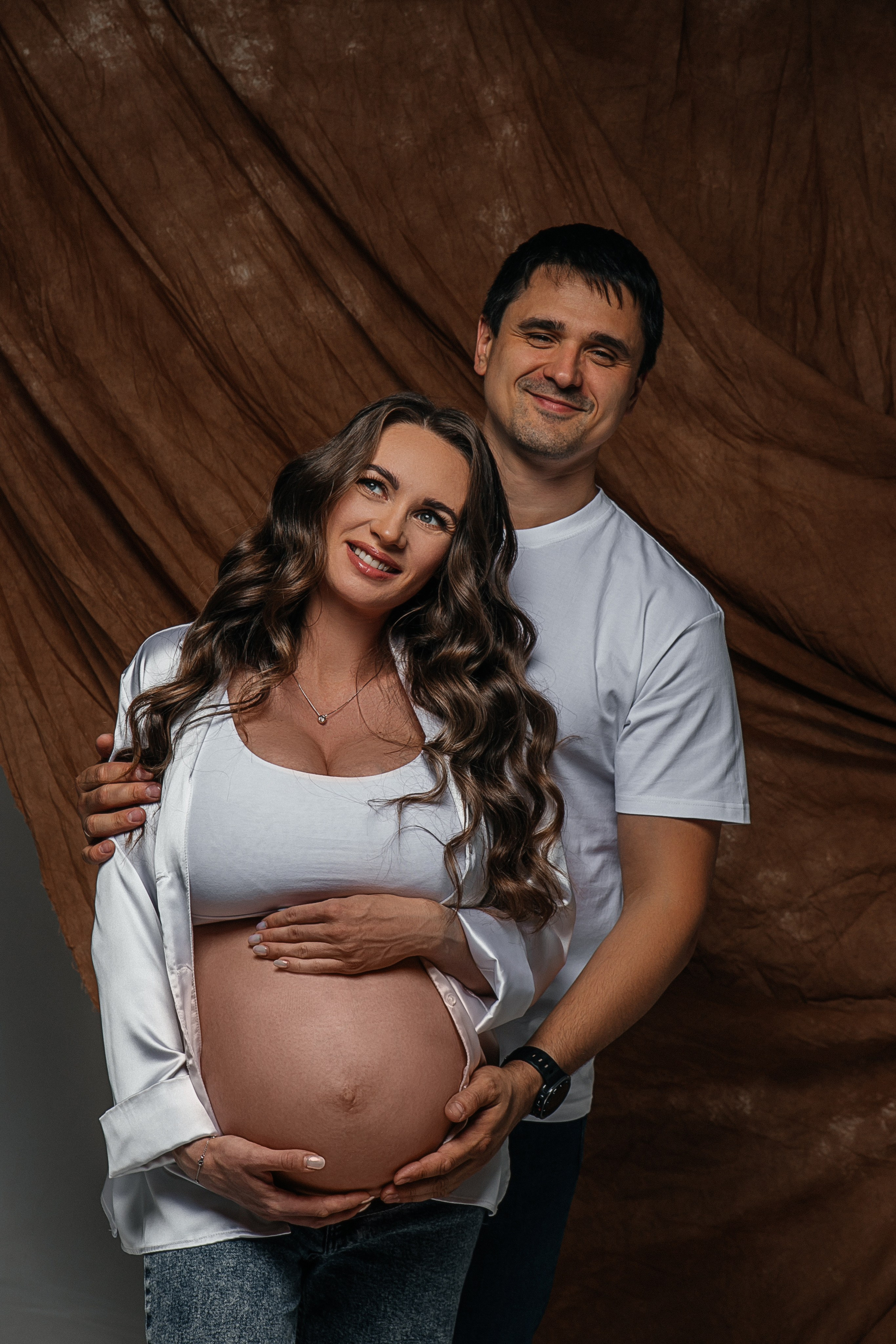 фотосессия беременности в студии с мужем. Фотосессия беременности в тканях. Беременность, фотосъемка в ожидании. фотосъемка беременных. Фотосесия в стиле vogue в иркутске